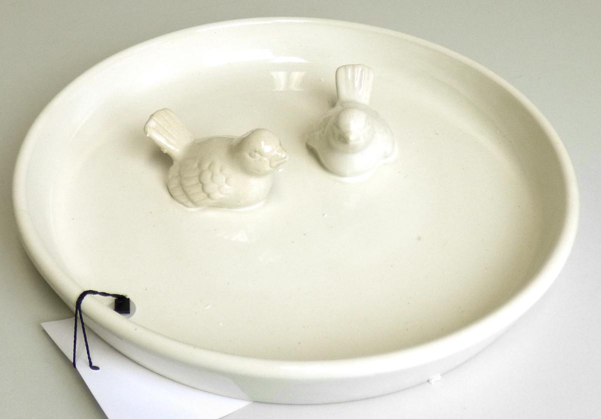 Keramische Ware, sog. Keramik Vogelbad weiß, Artikel: NAN 8044855, Foto siehe Anlage,
- cremefarbene, glasierte (auf der Unterseite unglasiert), runde, 3,9 cm hohe Schale,
- mit zwei in der Mitte aufgesetzten Vögeln verziert,
- mit einem Durchmesser von 30 cm,
- mit Vögeln in den Abmessungen: 8,7 cm x 5,3 cm x 4,8 cm (L x B x H),
- keramisches Erzeugnis, nach der Formgebung gebrannt, tonmineralhaltiges Material enthaltend,
- nach dem Ergebnis der wissenschaftlichen Untersuchung aus Steingut,
- stellt sich als Gebrauchsgegenstand für den Garten dar (Vogelbad bzw. Vogeltränke), somit keine
  Einreihung als Ziergegenstand in die Position 6913.

"Andere keramische Ware (Vogelbad), nicht aus Porzellan oder aus gewöhnlichem Ton, andere
als in den Unterpositionen 6914 9000 20 und 6914 9000 30 genannte"