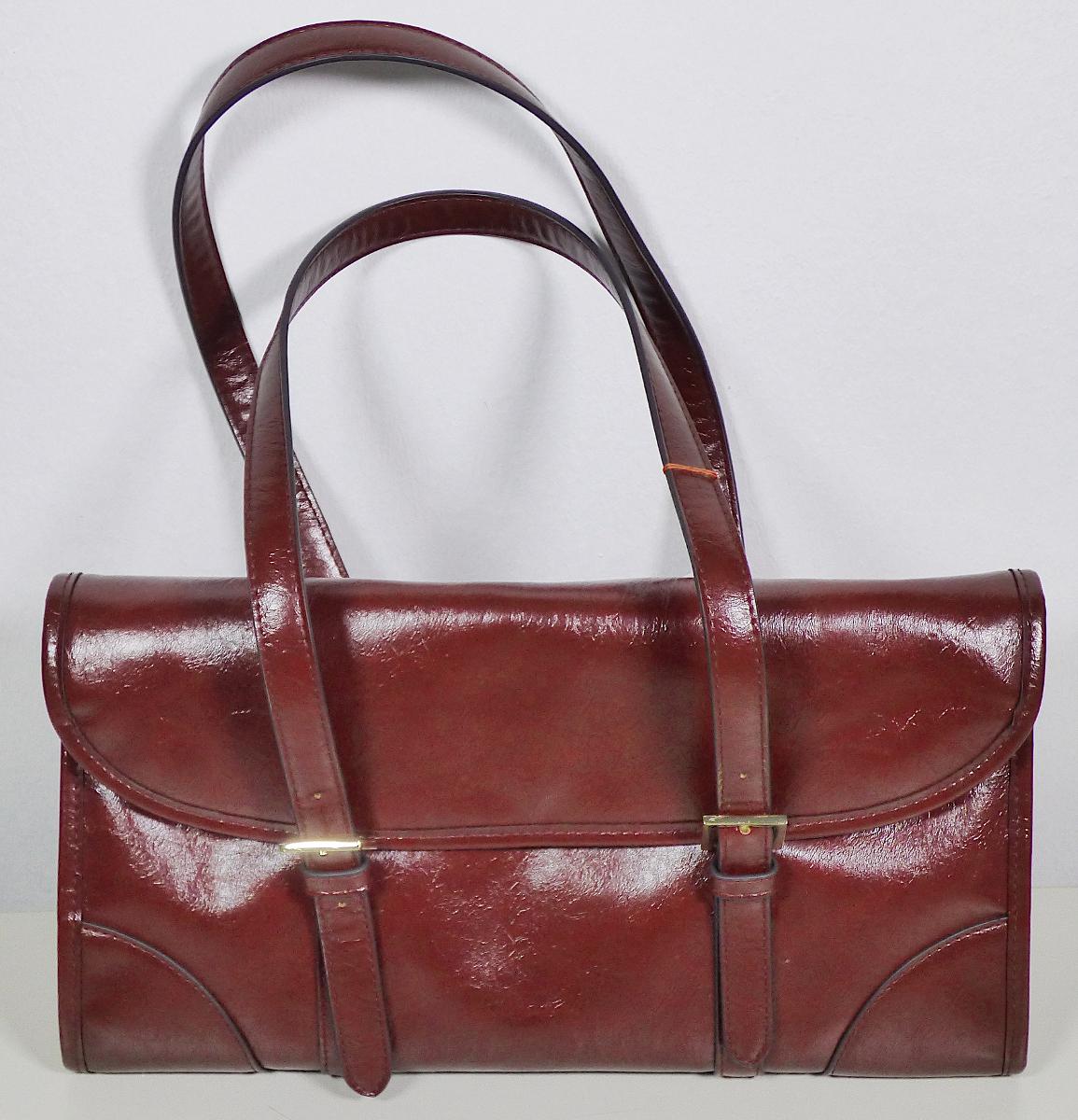 Handtasche, sog. Catwalk Umhängetasche VT-10750, Foto siehe Anlage,
- mit einer Außenseite aus Kunststofffolien (lederartig geprägt),
- mit zwei Tragegriffen,
- an der Rückseite mit einem eingesetzten, offenen Einsteckfach,
- das Hauptfach ist mit einer Überschlagklappe mit einem magnetischen Druckknopfverschluss
  versehen,
- - gefüttert; innen mit einem offenen Einsteckfach und einem Reißverschlussfach ausgestattet,
- mit den Abmessungen: ca. 35 cm (Breite) x 20 cm (Höhe) x 11 cm (Tiefe),
- in verschiedenen Farben,
- Handtasche, da aufgrund der Größe und des Gesamteindrucks in erster Linie dazu geeignet,
  kleinere, persönliche Gegenstände aufzunehmen.

"Handtasche, mit Außenseite aus Kunststofffolien"