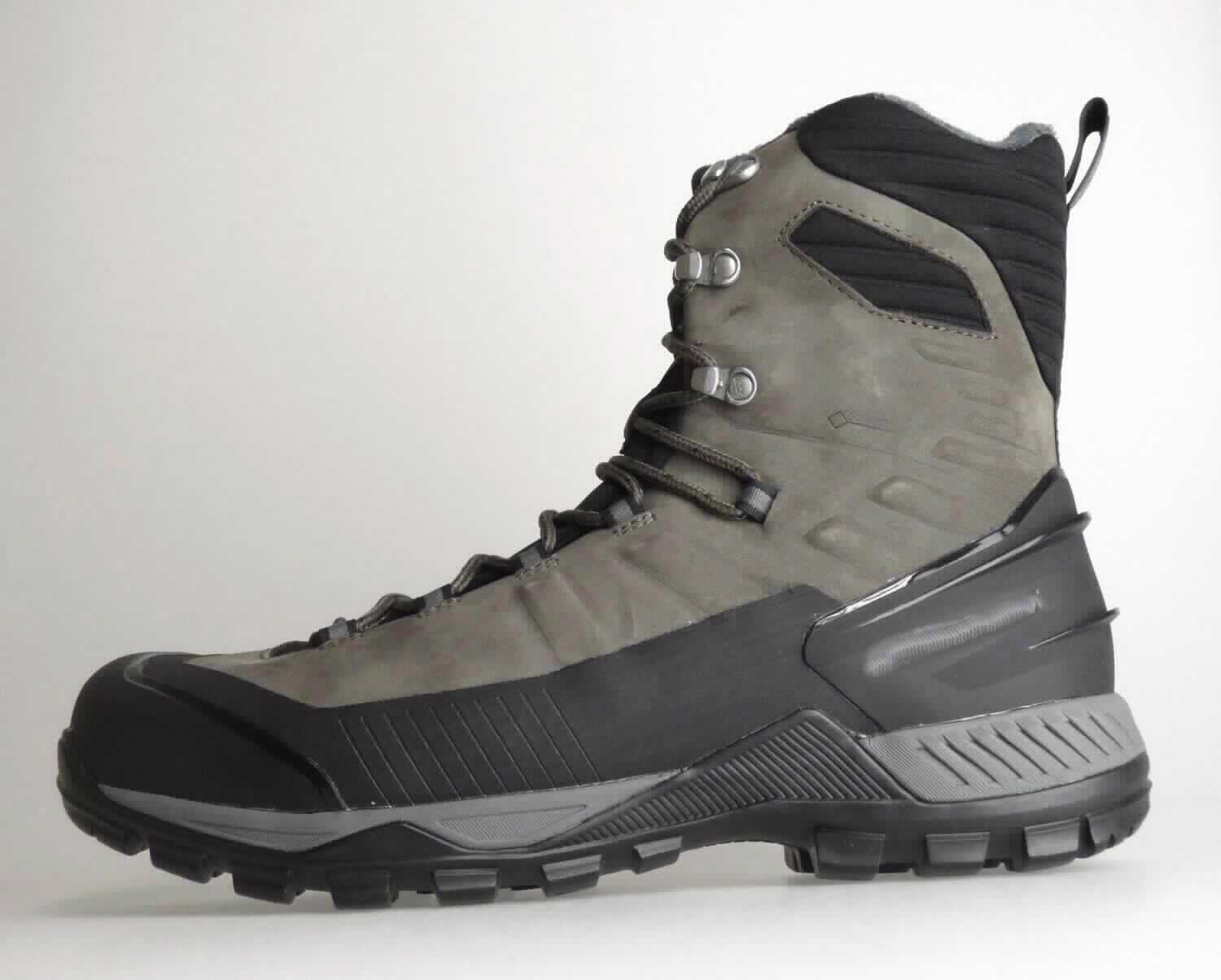 Stiefel (lt. Antrag: "Freizeit-/Wanderstiefel", Größe 8,5, Foto siehe Anlage)
- mit Laufsohlen aus (lt. Antrag) Kautschuk; ohne Hauptsohle aus Holz,
- mit Oberteil aus Leder (den größten Teil der Außenfläche bildend), Spinnstoff, Kunststoff und Kautschuk,
- auf das Oberteil ist ein Stück aus Spinnstoff als Verstärkungsteil aufgesetzt,
- mit Schnürsenkelverschluss, 
- ohne Metallschutz in der Vorderkappe,
- den Knöchel, jedoch nicht die Wade bedeckend,
- mit einer Länge der Innensohle von ca. 28,2 cm,
- nicht als Männer- oder Frauenschuhe erkennbar.

"Schuhe mit Laufsohlen aus Kautschuk und Oberteil aus Leder, andere als in den Unterpositionen 6403 1200 bis 
 6403 9105 genannte, den Knöchel, jedoch nicht die Wade bedeckend, mit einer Länge der Innensohle von mehr
 als 24 cm, nicht als Männer- oder Frauenschuhe erkennbar"