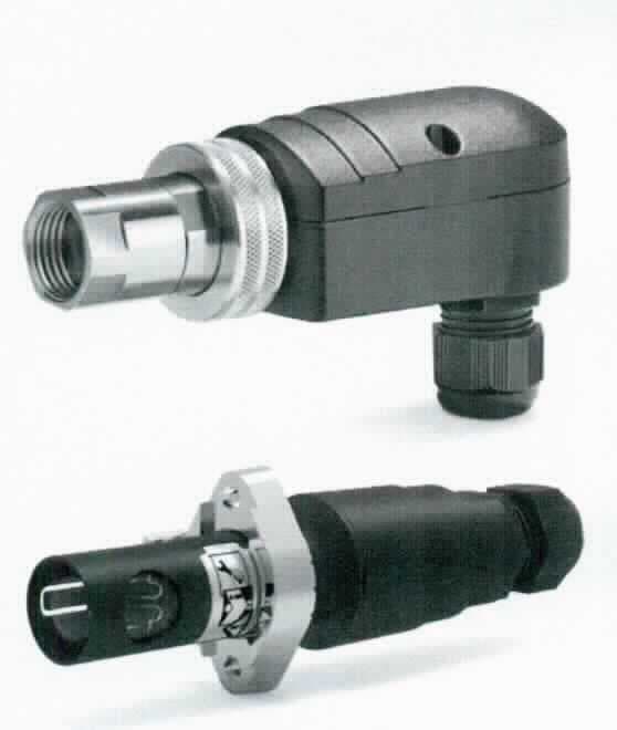 Sog. UV-Sonde, im Wesentlichen bestehend je nach Ausführung aus einem zylinder- oder quaderförmigen Gehäuse, in welchem sich jeweils ein UV-Sensor befindet. Auf der Unterseite befindet sich eine Montage- und Anschlussvorrichtung (äußere Form: siehe Abbildung in der Anlage).
Die Ware wird in einem maximalen Abstand von 400 mm zu einer Flamme positioniert und erfasst das einfallende ultraviolette Licht. Sie misst UV-Strahlung im Bereich von 190 bis 270 nm und übermittelt ein proportionales Ausgangssignal (min. 1 µA) an die Brennersteuerung (nicht Gegenstand dieser vZTA-Entscheidung). Das Gerät erzeugt selbst kein Schaltsignal und enthält auch keine Schaltvorrichtungen.
Die Ware dient der Überwachung von Gasbrennern u. a. in Kesselfeuerungen, Industrieöfen und Abfackelanlagen.
Die Ware wird als "elektronisches Gerät für physikalische oder chemische Untersuchungen, anderes als von den Unterpositionen (KN) 9027 1010 bis 9027 8013 erfasst" eingereiht.