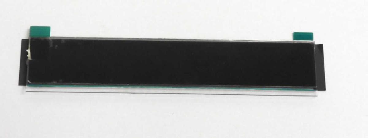Sog. LC-Display, im Wesentlichen bestehend aus einer zwischen zwei Glasplatten eingeschlossenen Flüssigkristallschicht (passive Vertical Alignment-Technologie), Maße in mm: 120 L x 17,7 B x 3,1 H, mit transparenten Leiterbahnen, auf der Rückseite mit Diffuserfolie überzogen, ohne Ansteuerelektronik und ohne Hintergrundbeleuchtung. Die Ware stellt sich somit als Flüssigkristallanzeige (LCD) mit passiver Matrix dar, die laut Angaben der Astin in Kraftfahrzeuge einer bestimmten Marke eingebaut wird, wo sie zur Darstellung von alphanumerischen Zeichen und verschiedenen Symbolen dient.
Zur äußeren Form siehe Abbildung in Anlage.
Eine Einreihung als Teil eines Sichtsignalgeräts für KFZ in das Kapitel 85 kommt gemäß Anmerkung 2 in Verbindung mit Anmerkung 1 m) zu Abschnitt XVI nicht in Betracht, da es sich um eine Ware handelt, die von einer Position des Kapitels 90 erfasst wird.

Die Ware wird als "anderweit nicht genauer erfasste Flüssigkristallvorrichtung, keine Ware der Unterpositionen (HS) 9013 10 bis 9013 20, mit passiver Matrix" eingereiht.