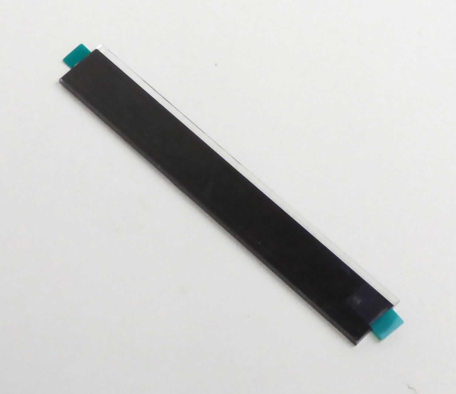 Sog. LC-Display, im Wesentlichen bestehend aus einer zwischen zwei Glasplatten eingeschlossenen Flüssigkristallschicht (passive Vertical Alignment-Technologie), Maße in mm: 114 L x 20,2 B x 2,86 H, mit transparenten Leiterbahnen, auf der Rückseite mit Diffuserfolie überzogen, ohne Ansteuerelektronik und ohne Hintergrundbeleuchtung. Die Ware stellt sich somit als Flüssigkristallanzeige (LCD) mit passiver Matrix dar, die laut Angaben der Astin in Kraftfahrzeuge einer bestimmten Marke eingebaut wird, wo sie zur Darstellung von alphanumerischen Zeichen und verschiedenen Symbolen dient.
Zur äußeren Form siehe Abbildung in Anlage.
Eine Einreihung als Teil eines Sichtsignalgeräts für KFZ in das Kapitel 85 kommt gemäß Anmerkung 2 in Verbindung mit Anmerkung 1 m) zu Abschnitt XVI nicht in Betracht, da es sich um eine Ware handelt, die von einer Position des Kapitels 90 erfasst wird.

Die Ware wird als "anderweit nicht genauer erfasste Flüssigkristallvorrichtung, keine Ware der Unterpositionen (HS) 9013 10 bis 9013 20, mit passiver Matrix" eingereiht.