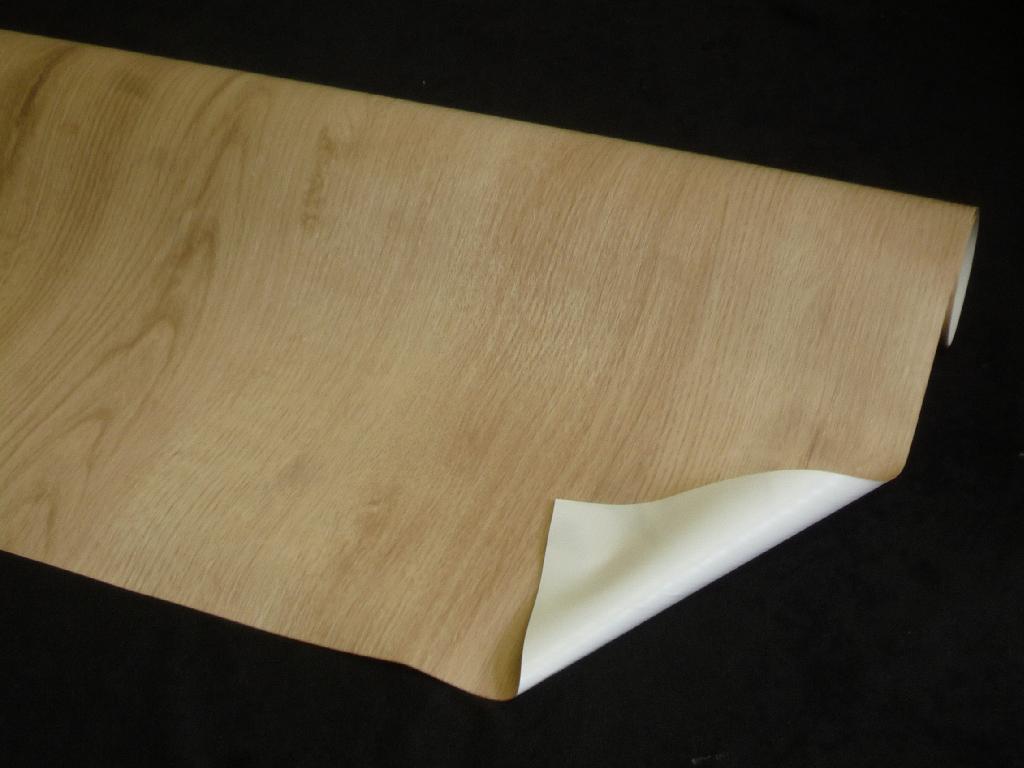 Angaben:
Es handelt sich um eine weiße Folie mit einer strukturierten, braun-beigefarbenen Oberfläche (Holzoptik) mit einer Dicke von ca. 0,25 mm. Die Lagen aus PP überwiegen in Hinblick auf die Dicke.

Befund:
Andere Folien, nicht aus Zellkunststoffen, weder verstärkt noch geschichtet (laminiert) oder auf ähnliche Weise mit anderen Stoffen verbunden, ohne Unterlage, aus Polymeren des Propylens, mit einer Dicke von mehr als 0,10 mm