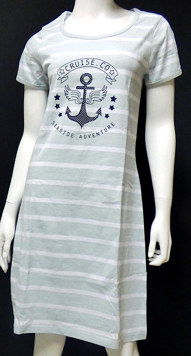 Kleid, sog. Damen-Sleepshirt, Art. Marina-SP/2NS, Größe S, Foto siehe Anlage,
- aus ca. 0,6 mm dicken, buntgewirkten Gewirken aus laut Antrag 100 % Baumwolle,
- über den halben Oberschenkel reichend (Rückenlänge: ca. 94 cm),
- mit einem runden Halsausschnitt,
- ohne Öffnung und ohne Verschluss,
- mit kurzen Ärmeln, 
- vorn großflächig mit einem Aufdruck verziert,
- am unteren Rand durch Umschlagen und Festnähen gesäumt, an den Armabschlüssen sowie am
  Halsausschnitt mit einfarbigen Randeinfassungen versehen,
- kann ohne ein weiteres, den Unterkörper bedeckendes Kleidungsstück getragen werden,
- kann unterschiedslos im Bett oder an anderen Orten getragen werden und ist daher nicht dazu be-
  stimmt, ausschließlich oder im Wesentlichen als Nachtkleidung im Bett getragen zu werden, somit kein
  Nachthemd.

"Kleid, aus Gewirken, für Frauen, aus Baumwolle"
