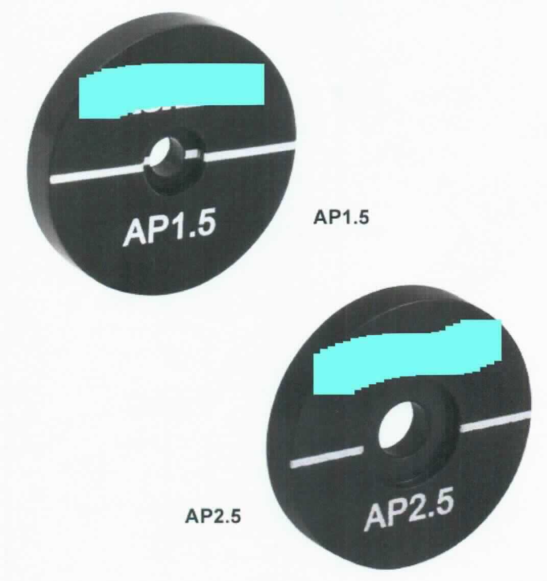 So genannte Blendenplatte, im Wesentlichen bestehend aus einer kreisrunden Aluminiumplatte (zur äußeren Form siehe Abbildung in der Anlage) mit einer zentralen kreisrunden Bohrung.
Die Ware wird in eine Halterung für optische Linsen in einem optischen System (beides nicht Gegenstand dieser vZTA-Entscheidung) eingesetzt. Es handelt sich um eine Maßverkörperung, bei der das Licht nur durch die Bohrung scheint, wenn das System korrekt eingestellt ist. Trifft das Licht auf die Platte, ist das System nicht korrekt ausgerichtet und bedarf einer Korrektur durch den Anwender. Dabei werden durch den festgelegten Durchmesser der Bohrung Grenzen gesetzt, innerhalb derer die Ausrichtung noch akzeptabel ist.
Die Funktion ähnelt der einer Prüflehre. Die Blendenplatten dienen hauptsächlich der Prüfung der Ausrichtung eines optischen Systems, aber auch dem Blockieren von Streulicht oder anderen unerwünschtem Licht in einem optischen System.
Die Ware wird als "Gerät zum Messen oder Prüfen anderer als geometrischer Größen, in Kapitel 90 anderweit weder genannt noch inbegriffen, anderes als von den Unterposition (KN) 9031 1000 bis 9031 8020 erfasst" eingereiht.