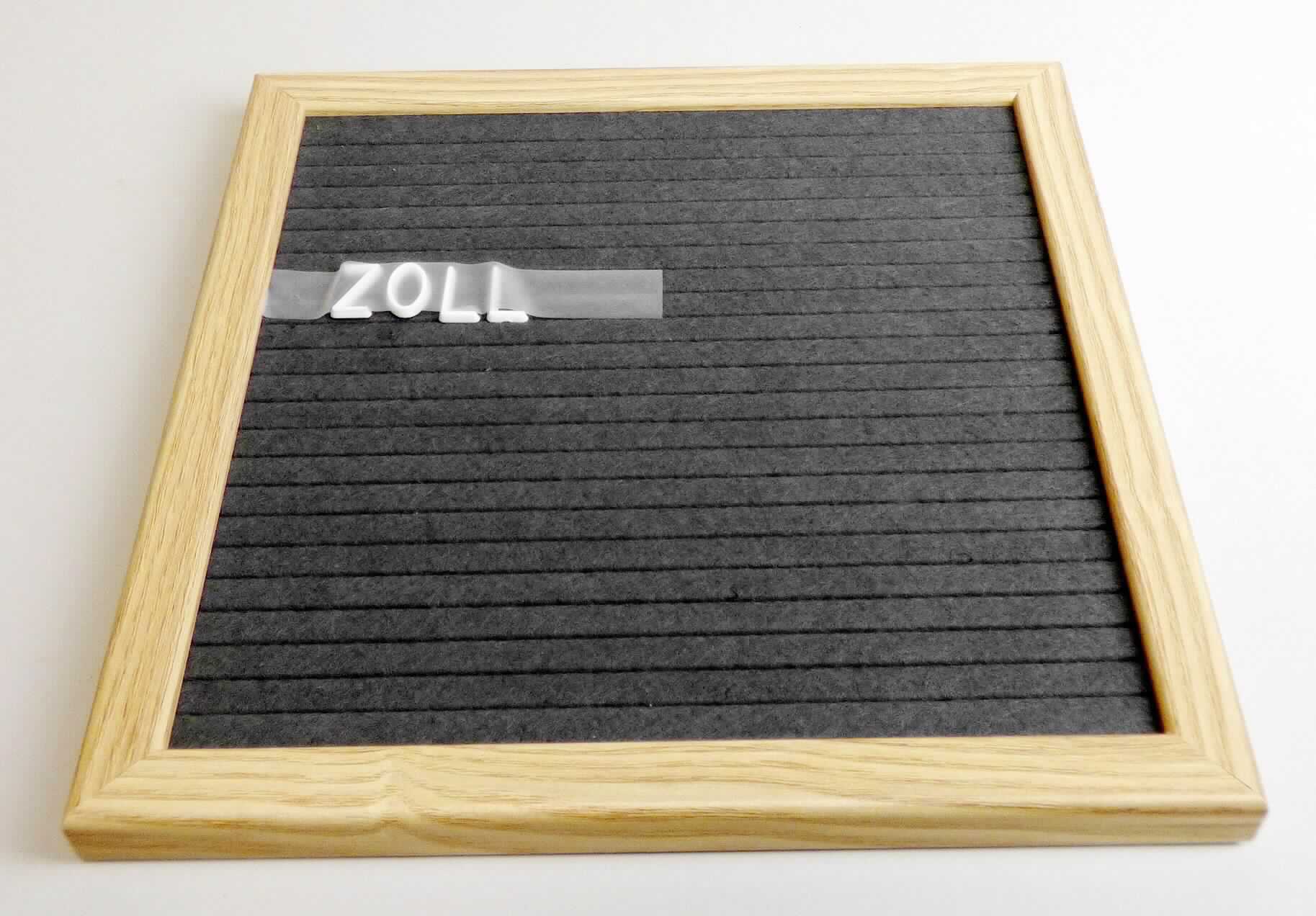 Buchstabentafel, sog. Holzmemowand, Foto siehe Anlage,
- Warenzusammenstellung, bestehend aus einer Tafel und laut Antrag aus sog. Aufsteckzeichen, gemeinsam in 
  einem Pappkarton für den Einzelverkauf aufgemacht und zur Befriedigung eines speziellen Bedarfs (Aufstecken 
  von Nachrichten) zusammengestellt, 
- Tafel:
-- rechteckig, in den Abmessungen von: ca. 25 cm x 25 cm, 
-- mit einer Schauseite aus laut Untersuchungsergebnis einfarbigen Vliesstoffen der Position 5603 aus 
   synthetischen Chemiefasern (damit kein Filz),
-- mit einer auf der einen Seite mit linienförmigen Aussparung versehenen und auf der andere Seite in Art einer
   Platte gearbeiteten Rückseite aus laut Antrag Holz,
-- mit einem Rahmen aus laut Antrag Holz und einer Aufhängevorrichtung versehen,
-- durch Zusammenfügen konfektioniert,
-- wird üblicherweise an der Wand befestigt und in Art einer Pinnwand verwendet, stellt sich damit weder als Ware 
   der Position 9403 noch als Ware der Position 9404 dar,
-- kennzeichnet sich aufgrund der eindeutig raumbezogenen Funktion als Ware zur Innenausstattung,
-- im Hinblick auf die Verwendung und das äußere Erscheinungsbild verleihen die Vliesstoffe der Ware ihren
   wesentlichen Charakter (somit keine Ware des Kapitels 44),
- Aufsteckzeichen:
-- laut Antrag 230 Stück in Form von Buchstaben, 
-- laut Antrag aus Kunststoff,
- keine Ware der Position 9610, da nicht zum Schreiben oder Zeichnen mit Schiefergriffeln, Kreide, Filz- oder
  Faserstiften geeignet,
- die Tafel bestimmt insbesondere im Hinblick auf den Umfang den Charakter der Warenzusammenstellung.
 
 
"Andere Ware zur Innenausstattung (Buchstabentafel) aus Spinnstoffen, keine Ware der Position 9404, aus Vliesstoffen, aus synthetischen Chemiefasern"
