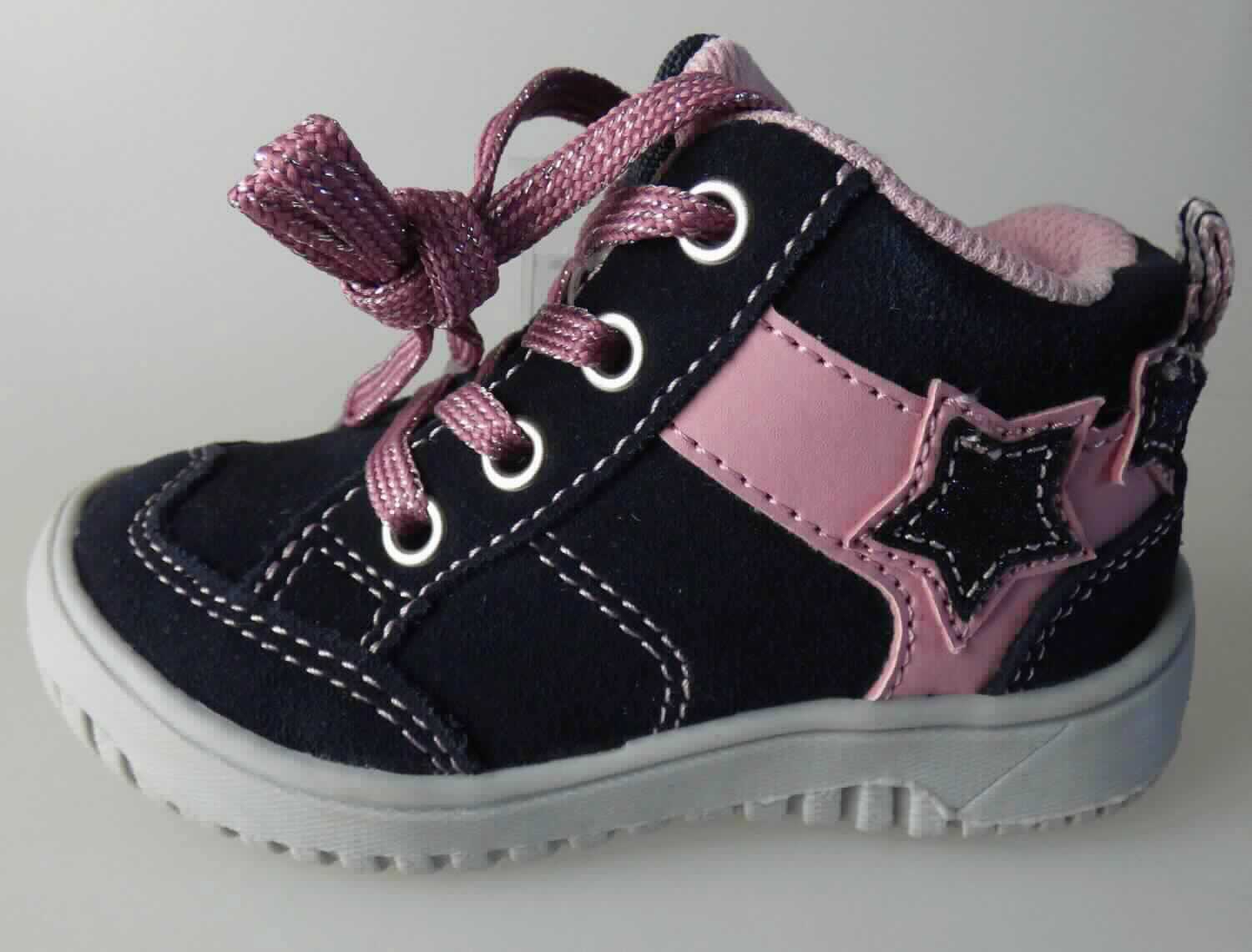 Stiefel (laut Antrag: "Freizeitschuhe für Kinder", Größe 21, Foto siehe Anlage)
- mit Laufsohlen aus (laut Antrag) Kunststoff; ohne Hauptsohle aus Holz,
- mit Oberteil aus Leder,
- auf das Oberteil sind Zuschnitte aus Spinnstoff und Kunststoff (Spinnstoff mit einer mit bloßem 
  Auge wahrnehmbaren Außenschicht aus Kunststoff) als Verstärkungsteile aufgesetzt,
- mit Schnürsenkelverschluss,
- ohne Metallschutz in der Vorderkappe,
- mit Zierbesatz,
- den Knöchel, jedoch nicht die Wade bedeckend,
- mit einer Länge der Innensohle von ca. 14 cm.

"Schuhe mit Laufsohlen aus Kunststoff und Oberteil aus Leder, andere als in den Unterpositionen. 6403 1200 bis
 6403 9105 genannte, den Knöchel, jedoch nicht die Wade bedeckend, mit einer Länge der Innensohle von weniger
 als 24 cm"