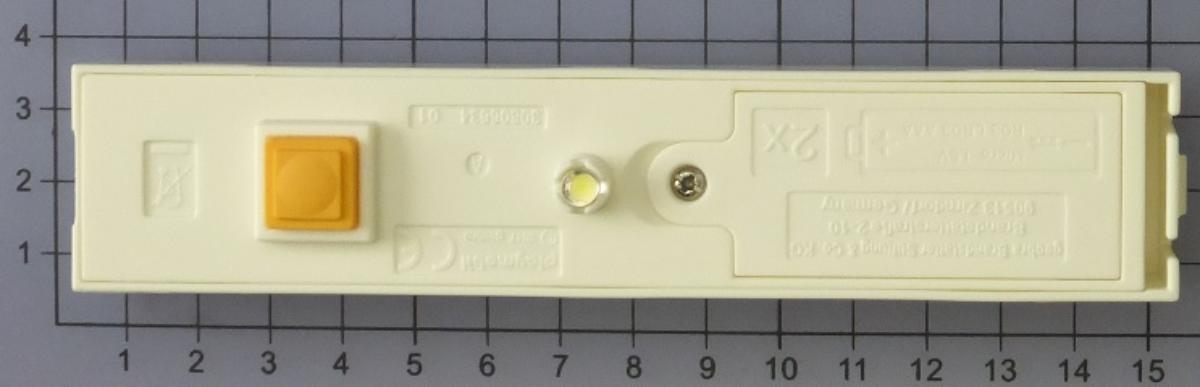 Es handelt sich um eine sog. Klingelsäule (sog. "Artikelnummer 30806634; Klingel 30/145")
für ein Spielzeughaus, bestehend aus
- einem rechteckig geformten Einbaugehäuse aus weißem Kunststoff i.W. mit einem Soundmodul
  für das Klingelgeräusch und einer Beleuchtungs-LED ausgestattet,
- mit einem integrierten Batteriefach und einer Klingeltaste,
- passend für den Einbau hinter eine Hauswand gefertigt.
Das Erzeugnis, das der spielerischen Unterhaltung von Personen dient, stellt sich aufgrund
der Größe, Form und Gestaltung als erkennbares Teil für ein Spielzeughaus aus Kunststoff dar,
das in Form eines Bausatzes vertrieben wird.

Die Ware ist zolltarifrechtlich als "Teil, erkennbar ausschließlich bestimmt für ein anderes als
in den Unterpositionen (KN) 9503 0010 bis 9503 0030 erfasstes Spielzeug, Bausatz, aus Kunststoff"
einzureihen.
