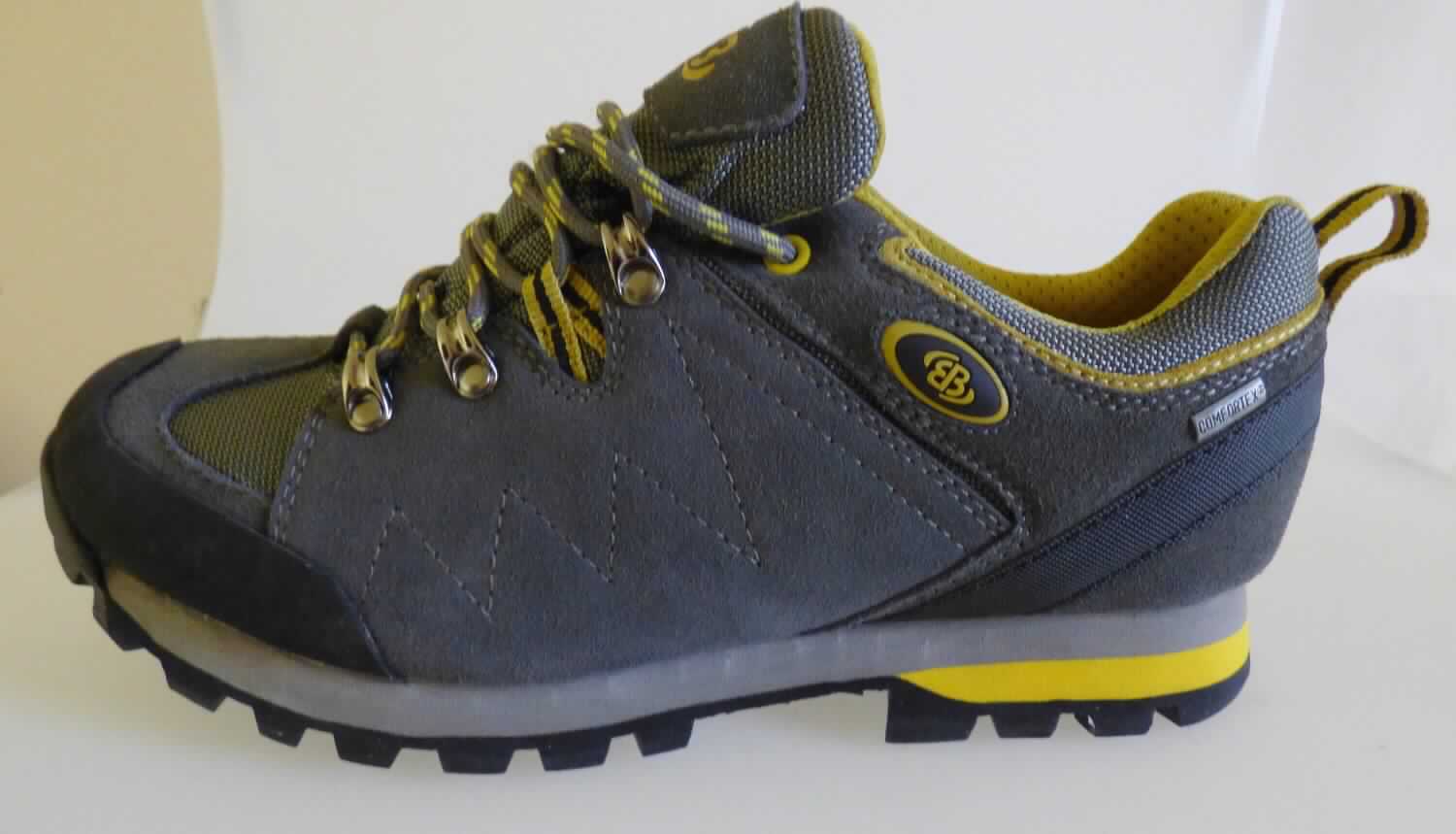 Halbschuhe (laut Antrag: "Freizeitschuhe, unisex", Größe 41, Foto siehe Anlage)
- mit Laufsohlen aus (laut Antrag) Kunststoff; ohne Hauptsohle aus Holz,
- mit Oberteil (geschlossenes Blatt) aus Leder (den größten Teil der Außenfläche bildend), Spinnstoff und 
  Kunststoff (Spinnstoff mit einer mit bloßem Auge wahrnehmbaren Außenschicht aus Kunststoff),
- auf das Oberteil sind Stücke aus Kunststoff, Leder und Spinnstoff als Verstärkungsteile aufgesetzt,
- mit Verzierungen,
- mit Schnürsenkelverschluss, teilweise mit Metallösen,
- ohne Metallschutz in der Vorderkappe,
- nicht den Knöchel bedeckend, 
- mit einer Länge der Innensohle von ca. 26,6 cm,
- nicht als Männer- oder Frauenschuhe erkennbar.

"Schuhe mit Laufsohlen aus Kunststoff und Oberteil aus Leder, andere als in den Unterpositionen 6403 1200 bis
 6403 9991 genannte, nicht als Männer- oder Frauenschuhe erkennbar"