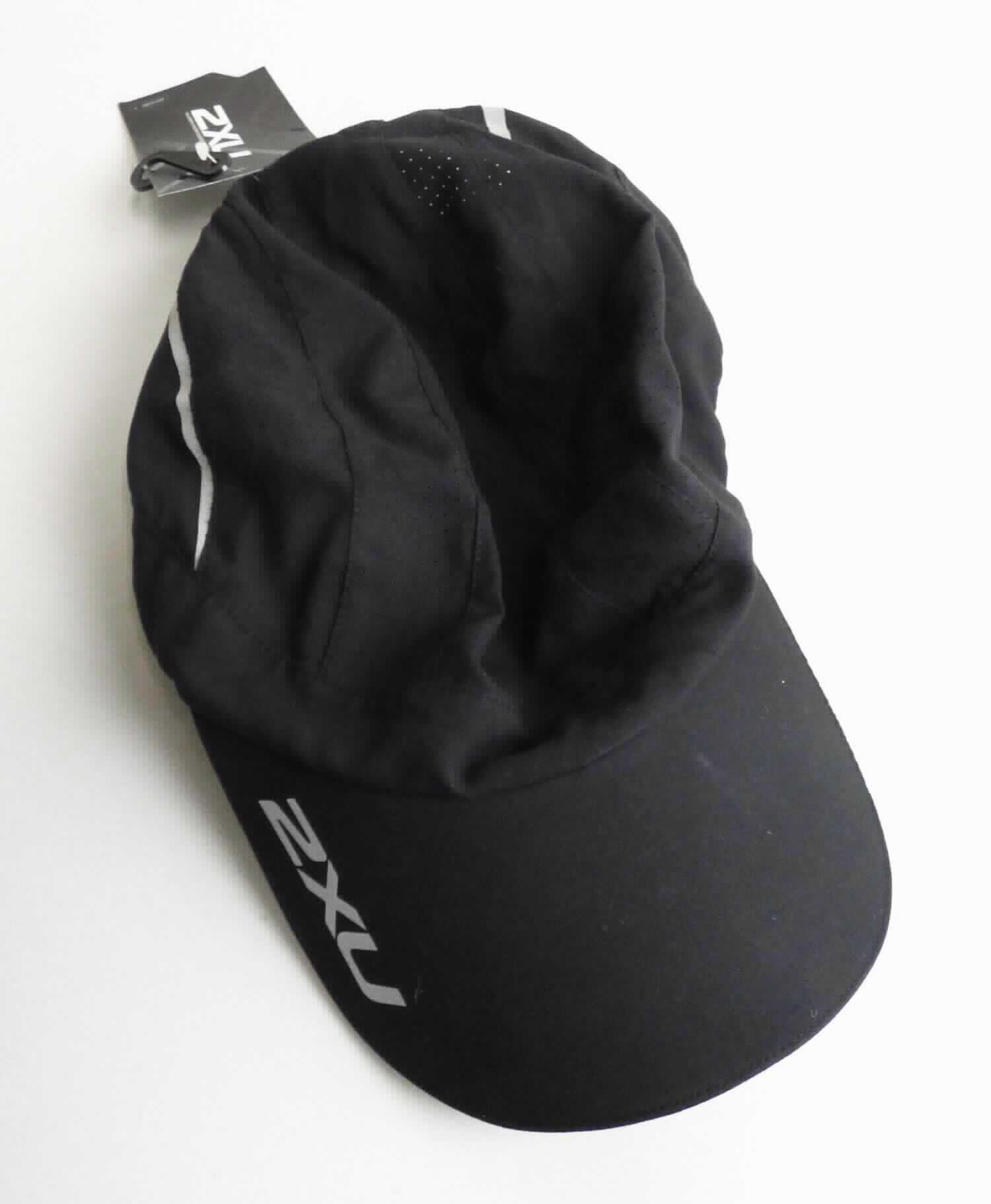 Mütze, sog. Sportkappe, Foto siehe Anlage, 
- durch Zusammennähen von Stücken aus Geweben aus Spinnstoffen hergestellt, 
- mit Schirm, 
- am hinteren Rand mit einem Spinnstoffband und einem Schnappverschluss zum Verengen versehen,
- mit einem Schweißband ausgestattet.

"Kopfbedeckung, aus mehreren Stücken von Spinnstofferzeugnissen hergestellt, Mütze mit Schirm, ausgestattet"