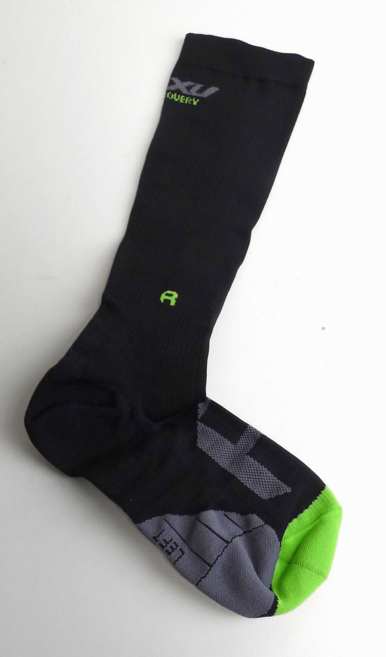 Kniestrümpfe mit degressiver Kompression, sog. Compressions Socken, Größe M1, Foto siehe Anlage,
- in einem Polybeutel verpackt,
- aus bis zu ca. 2,1 mm dicken, buntgewirkten, unterschiedlich strukturierten Gewirken aus laut Antrag 100 % 
  synthetischen Chemiefasern,
- schlauchförmig gewirkt und an den Fußspitzen durch Zusammennähen konfektioniert,
- mit ausgearbeiteter Ferse, 
- die Wade bedeckend, bis etwa zum Knie reichend,
- am oberen Rand mit einem doppelt gearbeiteten Bündchen,
- mit einer degressiven Kompression, die im Bereich des Knöchels laut Antrag 25 bis 30 mmHG beträgt und 
  sich aufwärts in Richtung des Beines reduziert.

"Kniestrümpfe mit degressiver Kompression, aus Gewirken, aus synthetischen Chemiefasern"