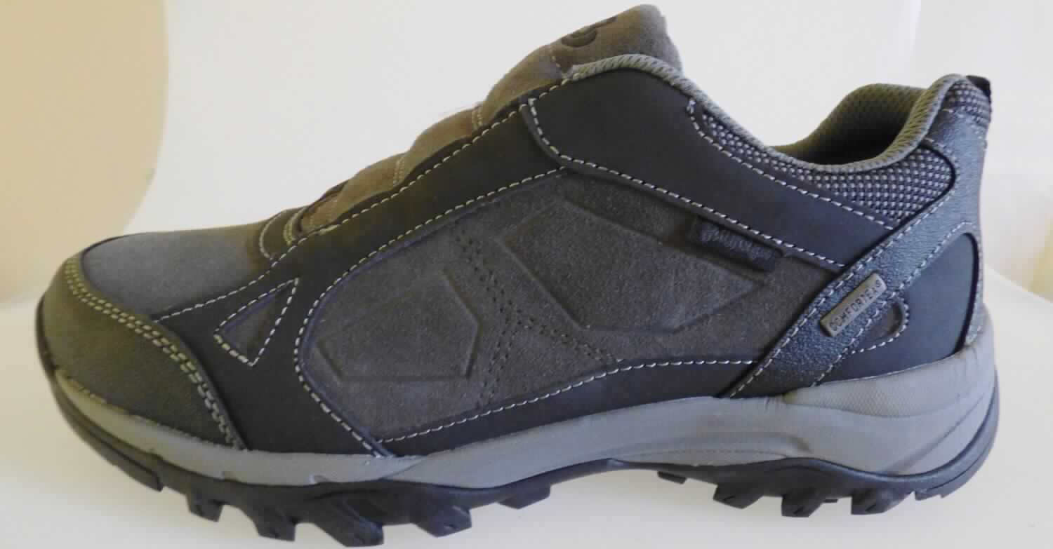 Halbschuhe (laut Antrag: "Freizeitschuhe, unisex", Größe 40, Foto siehe Anlage) 
- mit Laufsohlen aus (laut Antrag) Kunststoff, 
- mit Oberteil (geschlossenes Blatt) aus Kunststoff (Spinnstoff mit einer mit bloßem Auge wahrnehmbaren 
  Außenschicht aus Kunststoff; den größten Teil der Außenfläche bildend, damit keine Ware der Position 6403),
  Spinnstoff und Leder,
- mit einer mittels elastischen Bändern befestigten Lasche,
- nicht den Knöchel bedeckend, 
- ohne Metallschutz in der Vorderkappe, 
- mit einer Länge der Innensohle von ca. 25,2 cm,
- nicht als Männer- oder Frauenschuhe erkennbar.

"Schuhe, andere als in der Position 6401 genannte, mit Laufsohlen und Oberteil aus Kunststoff, andere als in den 
 Unterpositionen 6402 1210 bis 6402 9991 genannte, nicht als Männer- oder Frauenschuhe erkennbar"