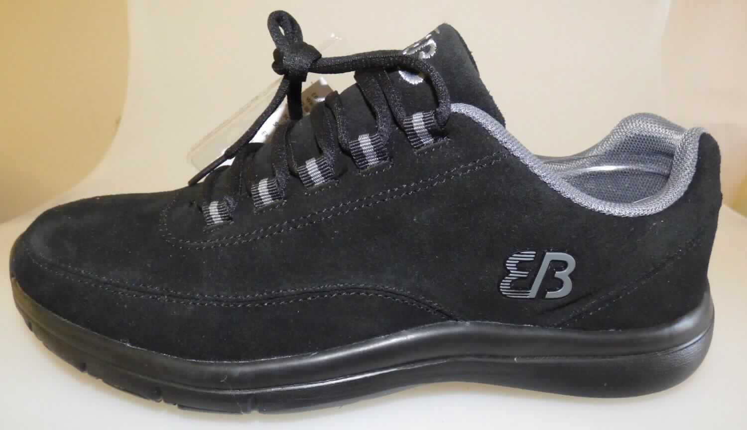Halbschuhe (laut Antrag: "Freizeitschuh, unisex", Größe 40, Foto siehe Anlage),
- mit Laufsohlen aus (laut Antrag) Kunststoff; ohne Hauptsohle aus Holz,
- mit Oberteil (geschlossenes Blatt) aus Leder,
- mit Schnürsenkelverschluss,
- ohne Metallschutz in der Vorderkappe,
- den Knöchel nicht bedeckend,
- mit einer Länge der Innensohle von ca. 25,7 cm,
- nicht als Männer- oder Frauenschuh erkennbar.

"Schuhe mit Laufsohlen aus Kunststoff und Oberteil aus Leder, andere als in den Unterpositionen 6403 1200 bis 
 6403 9991 genannte, nicht als Männer- oder Frauenschuhe erkennbar"