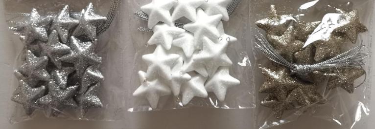 Nach den Antragsangaben sowie dem vorgelegten Warenmuster handelt es sich um sogenannte "Dekoanhänger" in Sternform aus Polystyrol, einem Kunststoff im Sinne der Anmerkung 1 zu Kapitel 39 (charakterverleihend). Die etwa 4 x 1 cm großen Sterne verfügen über eine beglitterte Außenseite und sind an einem Zacken jeweils mit einer eingesteckten Kunststofföse versehen.

Die Waren dienen als universell verwendbare Zieranhänger und sind farblich sortiert (gold-, silberfarben oder weiß) zu jeweils 15 Stück gemeinsam mit lose eingelegten Spinnstoffbändern als Aufhängeschlaufen in einem Polybeutel mit Pappaufhänger aufgemacht.

Zolltarifrechtlich handelt es sich um "andere Waren aus Kunststoff, Statuetten und andere Ziergegenstände".