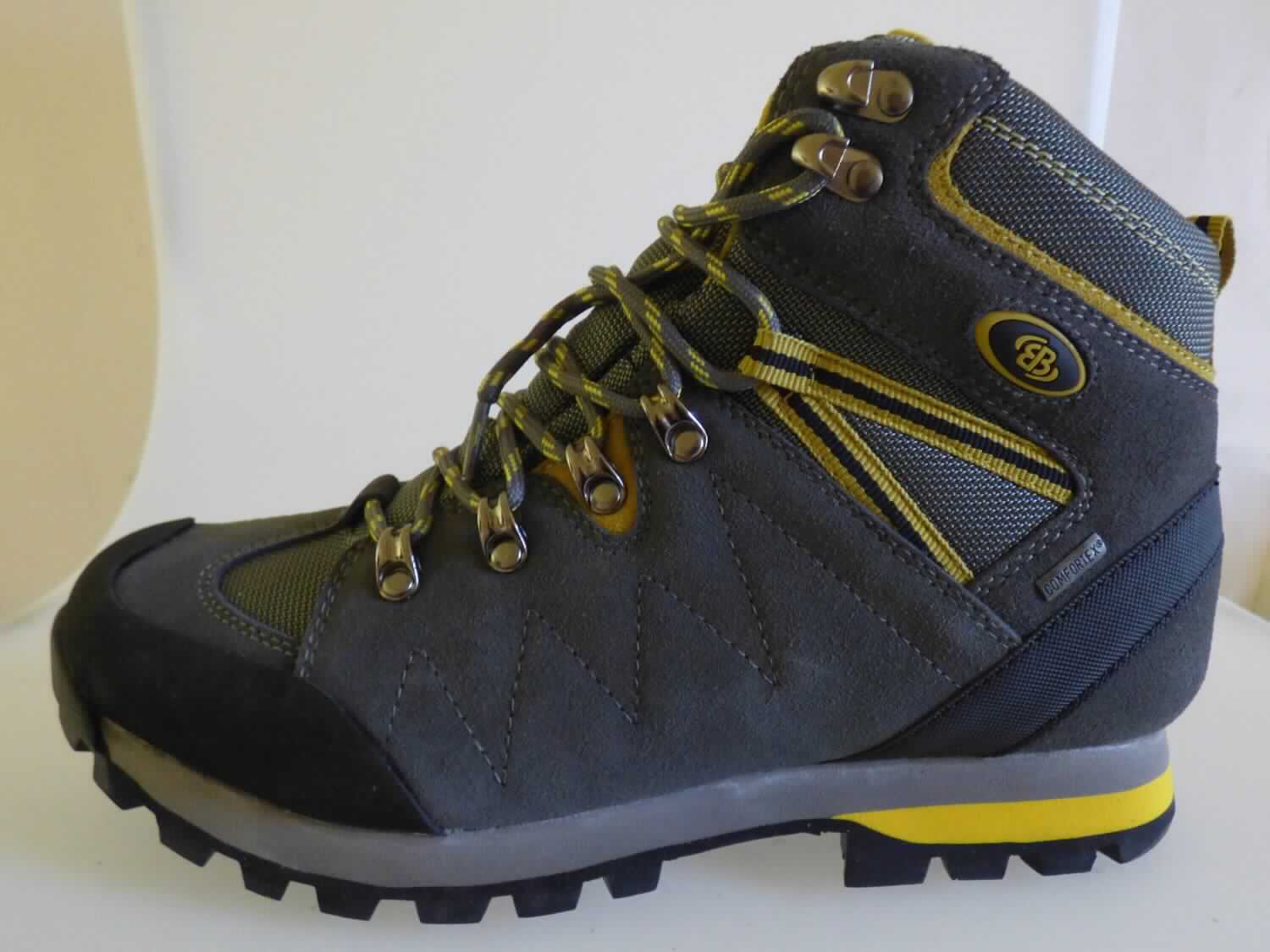 Stiefel (laut Antrag: "Freizeitschuhe, unisex", Größe 41, Foto siehe Anlage)
- mit Laufsohlen aus (laut Antrag) Kunststoff; ohne Hauptsohle aus Holz,
- mit Oberteil aus Leder (den größten Teil der Außenfläche bildend), Spinnstoff und Kunststoff (Spinnstoff mit einer 
  mit bloßem Auge wahrnehmbaren Außenschicht aus Kunststoff),
- auf das Oberteil sind Stücke aus Kunststoff und Spinnstoff als Verstärkungsteile aufgesetzt,
- mit Verzierungen,
- mit Schnürsenkelverschluss, teilweise mit abstehenden Metallhaken,
- ohne Metallschutz in der Vorderkappe,
- den Knöchel, jedoch nicht die Wade bedeckend,
- mit einer Länge der Innensohle von ca. 26,7 cm,
- nicht als Männer- oder Frauenschuhe erkennbar.

"Schuhe mit Laufsohlen aus Kunststoff und Oberteil aus Leder, andere als in den Unterpositionen 6403 1200 bis 
 6403 9105 genannte, den Knöchel, jedoch nicht die Wade bedeckend, mit einer Länge der Innensohle von mehr
 als 24 cm, nicht als Männer- oder Frauenschuhe erkennbar"