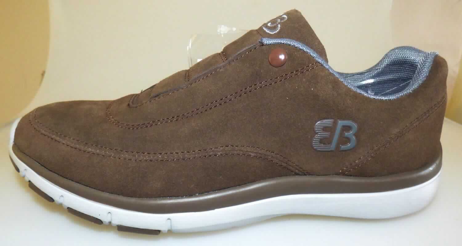 Halbschuhe (laut Antrag: "Freizeitschuh, unisex", Größe 40, Foto siehe Anlage),
- mit Laufsohlen aus (laut Antrag) Kunststoff; ohne Hauptsohle aus Holz,
- mit Oberteil (geschlossenes Blatt) aus Leder,
- mit einer mittels elastischer Bänder befestigten Lasche,
- ohne Metallschutz in der Vorderkappe,
- den Knöchel nicht bedeckend,
- mit einer Länge der Innensohle von ca. 24,5 cm,
- nicht als Männer- oder Frauenschuh erkennbar.

"Schuhe mit Laufsohlen aus Kunststoff und Oberteil aus Leder, andere als in den Unterpositionen 6403 1200 bis 
 6403 9991 genannte, nicht als Männer- oder Frauenschuhe erkennbar"