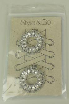 Sogenannte Schuh-Accessoires (Style & Go Clip 1):

Es handelt sich um sogenannte Schuh-Accessoires, 2 Stück aud einer Pappkarte, als runde Elemente aus unedlem Metall (gewichtmäßig überwiegend) und eingefassten Kunststoffsteinen. Auf Rückseite ist ein Clip angebracht mit dem die Ware an Schuhbändern, Schnürsenkeln etc. befestigt werden kann. Die Ware dient der individuellen Dekoration von Schuhen, Bändern etc.

- Antragstellerangaben -
Abbildung siehe Anlage

Kein Teil von Schuhen der Position 6406.
Derartige Erzeugnisse gehören als "Fantasieschmuck, weder versilbert, vergoldet oder platiniert, aus unedlen Metallen" zum TARIC-Code 7117 1900 90.