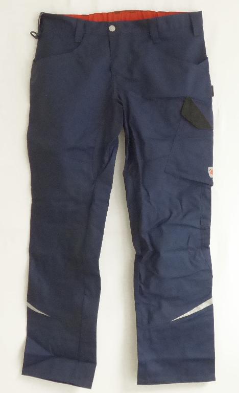 Lange Hose, sog. BP Arbeitshose für Herren, Art. 1980-570-110, Größe 52, Foto siehe Anlage,
- in einer bedruckten Pappbanderole verpackt,
- aus ca. 0,4 mm dicken, einfarbigen, strapazierfähigen Geweben aus laut Antrag 65 % Polyester
  (synthetische Chemiefasern) und 35 % Baumwolle,
- in der Taille abschließend, mit einem angesetzten, teilweise elastischen Bund mit Gürtelschlaufen,
- vorn mit einer Öffnung mit Reißverschluss und Patte von links über rechts (Männerkleidung), die im
  Taillenbund mit einem Knopf geschlossen wird,
- mit verschiedenen ein- und aufgesetzten Taschen; zusätzlich mit einem aufgenähten, zwei Schlaufen
  bildenden Band aus Geweben ausgestattet,
- mit aufgenähten, reflektierenden Streifen versehen,
- mit knöchellangen Hosenbeinen; an den Beinabschlüssen durch Umschlagen und Festnähen gesäumt,
- lässt erkennen, dass sie dazu bestimmt ist, ausschließlich oder hauptsächlich zum (körperlichen oder
  hygienischen) Schutz anderer Kleidungsstücke und/oder Personen bei Ausübung einer Gewerbe-,
  Berufs- oder Haushaltstätigkeit getragen zu werden.

"Lange Hose, aus Geweben, für Männer, aus synthetischen Chemiefasern, Arbeits- und Berufskleidung"