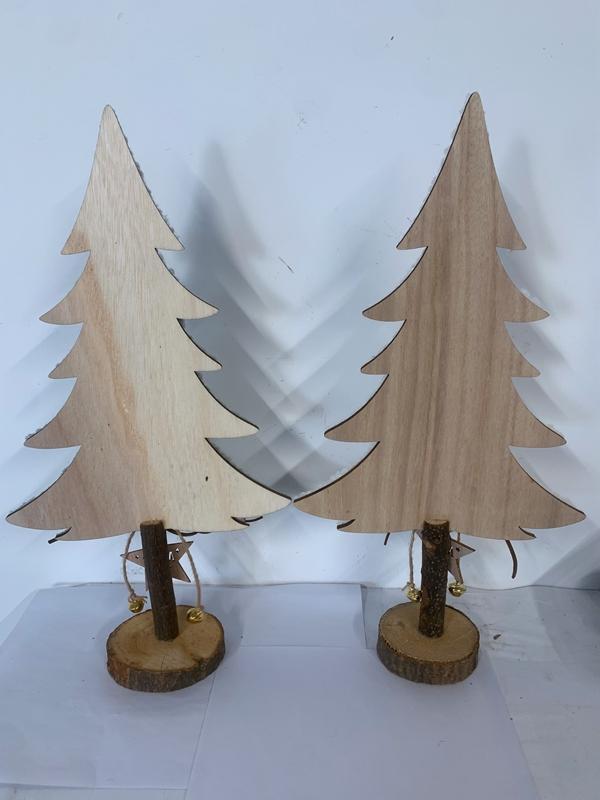 Nach den Angaben der Antragstellerin handelt es sich um eine sog. Dekofigur in Form eines Baumes. 
Das etwa 21 x 39 cm große Erzeugnis stellt eine Tanne aus einer flachen Sperrholzplatte dar, die mit einem Stamm aus einem natürlichen Astabschnitt versehen und auf einem annähernd runden Standsockel (8 x 2 cm) in Form einer natürlichen Baum-/Astscheibe mit Rinde befestigt ist. Die Schauseite des Tannenbaumes ist mit einem teddyfellartigen Spinnstoffzuschnitt (zwei Varianten: grau oder weiß) beklebt. An der Unterseite des Tannenbaumes ist ein fünfzackiger Stern aus Sperrholz mit zwei kleinen Glöckchen angeknotet. Der Stern ist mit Durchbrüchen versehen, die weitere Sterne sowie den Schriftzug „X-MAS“ bilden.

Es handelt sich um einen Weihnachtsfestartikel, da die Ware Elemente enthält, die mit Weihnachten in Verbindung stehen, und dazu bestimmt ist, nur während der Weihnachtszeit zu Dekorationszwecken verwendet zu werden.

Zolltarifrechtlich handelt es sich um einen Weihnachtsartikel, nicht aus Glas.