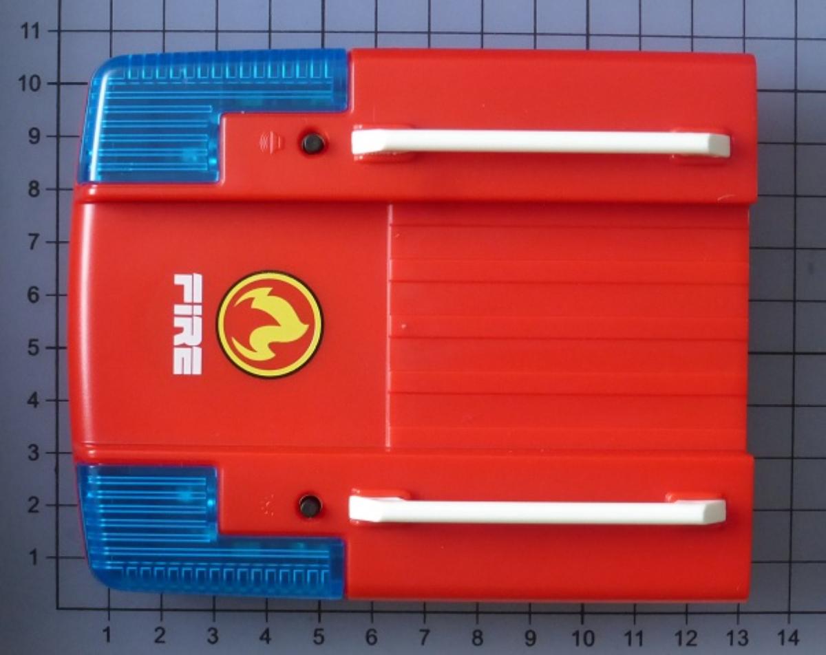 Es handelt sich um einen Dachaufsatz (sog. "Artikelnummer 30674933; Licht-/Soundel. RFZ17")
für ein Spielzeugmodell in Form eines Feuerwehr-Leiterwagens, bestehend aus
- einer rechteckig geformten Platte aus farbigen Kunststoffen mit zwei Dachrelings, zwei Blaulichtern
  sowie Soundmodul,
- mit einem integrierten Batteriefach und Bedienelementen,
- passend als abnehmbares Dach für das Führerhaus gefertigt.
Das Erzeugnis, das der spielerischen Unterhaltung von Personen dient, stellt sich aufgrund
der Größe, Form und Gestaltung als erkennbares Teil für ein Feuerwehr-Spielzeugmodell 
aus Kunststoff dar, das in Form eines Bausatzes vertrieben wird.

Die Ware ist zolltarifrechtlich als "Teil, erkennbar ausschließlich bestimmt für ein anderes als
in den Unterpositionen (KN) 9503 0010 bis 9503 0030 erfasstes Modell zur Unterhaltung,
Bausatz, aus Kunststoff" einzureihen.