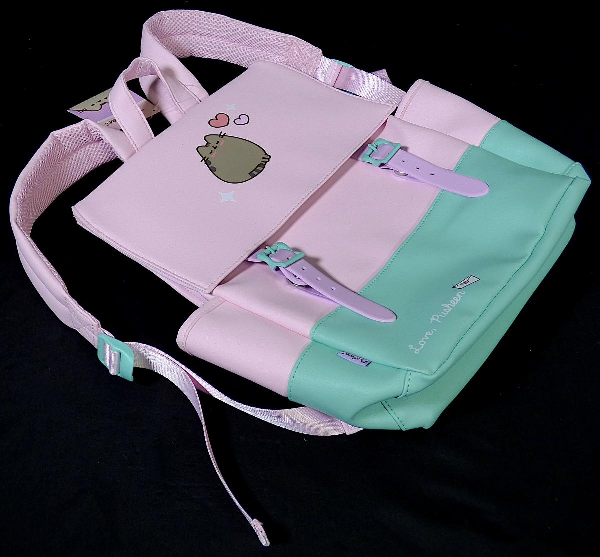 Rucksack, Foto siehe Anlage,
- mit einer Außenseite aus Kunststofffolien (laut Antrag aus Polyvinylchlorid),
- mit zwei gepolsterten, längenverstellbaren Rückentragegurten,
- mit einem Handtragegriff,
- an der Vorderseite mit einem eingesetzten Reißverschlussfach, das von der Überschlagklappe
  verdeckt wird,
- an den Schmalseiten jeweils mit einem offenen Einsteckfach,
- das Hauptfach ist mit einer Überschlagklappe mit zwei Laschen mit magnetischem Druckknopf-
  verschluss versehen,
- - gefüttert; innen mit einem Reißverschlussfach und einem offenen Einsteckfach ausgestattet,
- mit den Abmessungen: ca. 36 cm (Breite) x 38 cm (Höhe) x 12 cm (Tiefe).

"Rucksack, mit Außenseite aus Kunststofffolien"