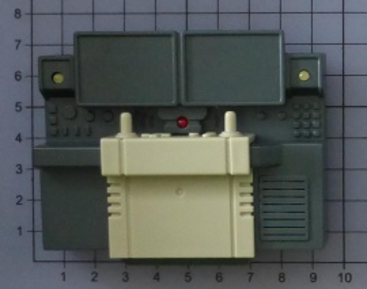 Es handelt sich um ein Schaltpult (sog. "Artikelnummer 30676083; Mars Rover-Schaltpult") für ein
Spielzeug in Form eines Mars-Erkundungsfahrzeugs (sog. Rover), bestehend aus
- einem entsprechend geformten Einbaugehäuse mit zwei angedeuteten Bildschirmen, Hebeln und
  Tasten aus mehrfabigem Kunststoff, i.W. mit einem Soundmodul und mehreren LEDs ausgestattet,
- mit einem integrierten Batteriefach und Bedienelementen,
- passend für den Einbau in den Innenraum des Mars-Rovers gefertigt.
Das Erzeugnis, das der spielerischen Unterhaltung von Personen dient, stellt sich aufgrund
der Größe, Form und Gestaltung als erkennbares Teil für einen Spielzeug-Mars-Rover aus
Kunststoff dar, der in Form eines Bausatzes vertrieben wird.

Die Ware ist zolltarifrechtlich als "Teil, erkennbar ausschließlich bestimmt für ein anderes als
in den Unterpositionen (KN) 9503 0010 bis 9503 0030 erfasstes Spielzeug, Bausatz, aus Kunststoff"
einzureihen.