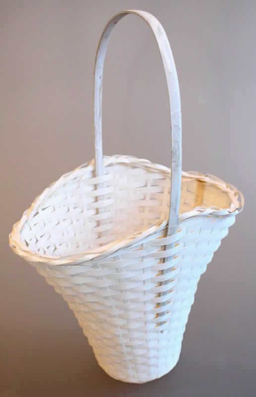 Nach den Angaben der Antragstellerin, den ergänzenden Angaben und dem vorliegenden Warenmuster handelt es sich bei dem als "Biedermeier Blumenkinderkörbchen" bezeichneten Erzeugnis um einen Korb (Gesamthöhe von ca. 40 cm, Breite von ca. 16 cm, maximale Länge von ca. 24 cm) aus verschieden breiten Streifen aus Bambus (Flechtstoff im Sinne der Anmerkung 1 zu Kapitel 46), die blickdicht miteinander verflochten sind. Der am Boden rund gearbeitete, sich nach oben zu zwei Seiten hin verbreiternde Korb ist mit einem gebogenen Tragehenkel ausgestattet und mit einem weißen Farbauftrag versehen. Der Korb ist handgearbeitet.

Zolltarifrechtlich handelt es sich um "Korbmacherwaren, unmittelbar aus Flechtstoffen hergestellt, aus pflanzlichen Stoffen, aus Bambus, handgearbeitet".