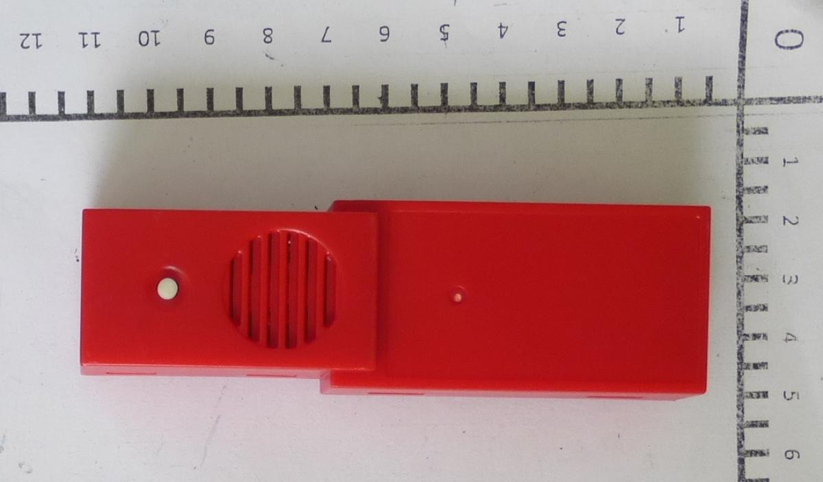 Es handelt sich um eine Sirenensäule (sog. "Artikelnummer 30823833; Soundmodul-FW-Sirene")
für eine Spielzeug-Feuerwehrstation, bestehend aus
- einem rechteckig geformten, abgestuften Anbaugehäuse aus rotem Kunststoff i.W. mit einem
  Soundmodul für das Sirenengeräusch ausgestattet,
- mit einem integrierten Batteriefach und einer Aktivierungstaste,
- passend für den Anbau an eine Mauer der Feuerwehrstation gefertigt.
Das Erzeugnis, das der spielerischen Unterhaltung von Personen dient, stellt sich aufgrund
der Größe, Form und Gestaltung als erkennbares Teil für ein Spielzeug-Feuerwehrstation 
aus Kunststoff dar, die in Form eines Bausatzes vertrieben wird.

Die Ware ist zolltarifrechtlich als "Teil, erkennbar ausschließlich bestimmt für ein anderes als
in den Unterpositionen (KN) 9503 0010 bis 9503 0030 erfasstes Spielzeug, Bausatz, aus Kunststoff"
einzureihen.