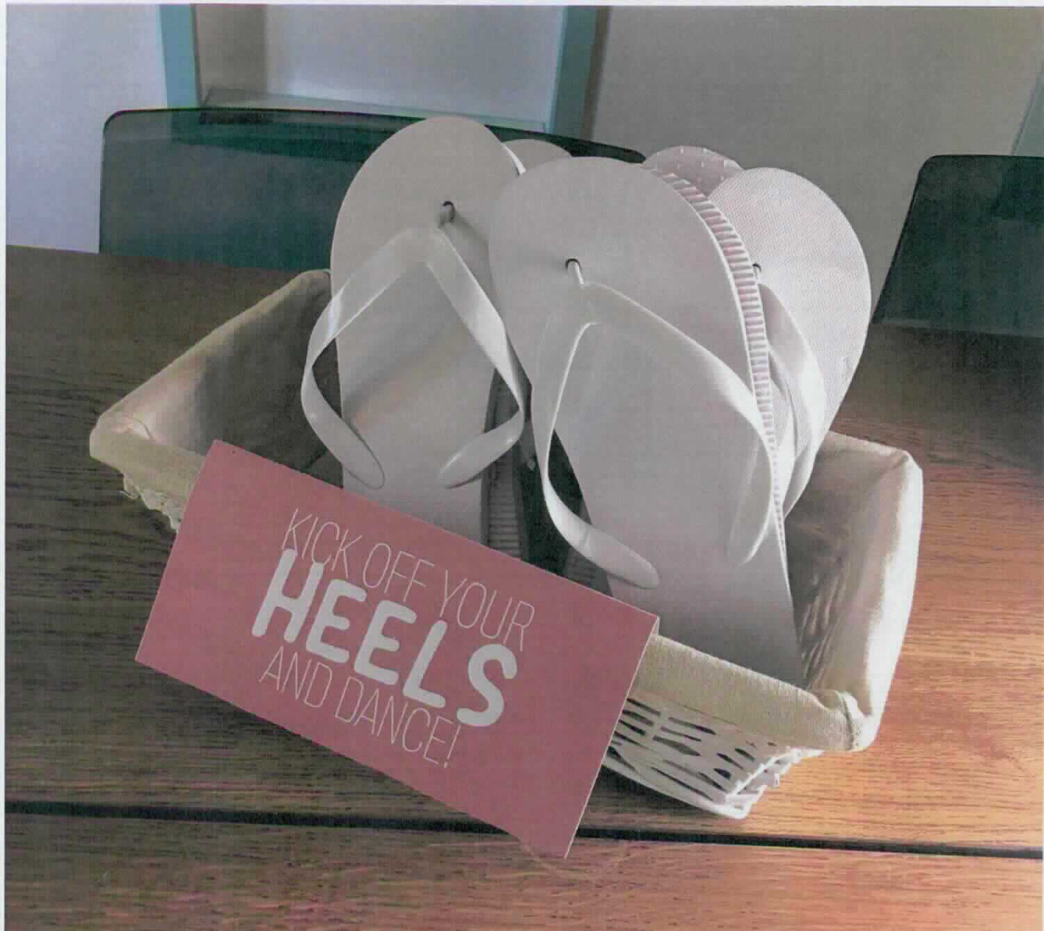 Slipper in Körbchen, sog. Premium Set mit weißen Zehentrenner, Größe 35 - 42, Foto siehe Anlage
- Zusammenstellung, bestehend aus Zehenstegsandalen in unterschiedlichen Größen und einem 
  Aufbewahrungskorb,  
- keine Einreihung als Warenzusammenstellung, da die Waren weder der Befriedung eines speziellen Bedarfs noch 
  der Ausübung einer bestimmten Tätigkeit dienen,
- Zehenstegsandalen:
-- mit Laufsohlen aus Kautschuk/Kunststoff,
-- mit zehenfreiem Oberteil aus einem Kunststoffriemen, der an drei Punkten mit der Sohle durch Zapfen 
   zusammengesteckt ist.

"Schuhe, andere als in der Position 6401 genannte, mit Laufsohlen aus Kautschuk/Kunststoff und Oberteil aus 
 Kunststoff, keine Sportschuhe, mit Oberteil aus Riemen, mit der Sohle durch Zapfen zusammengesteckt"