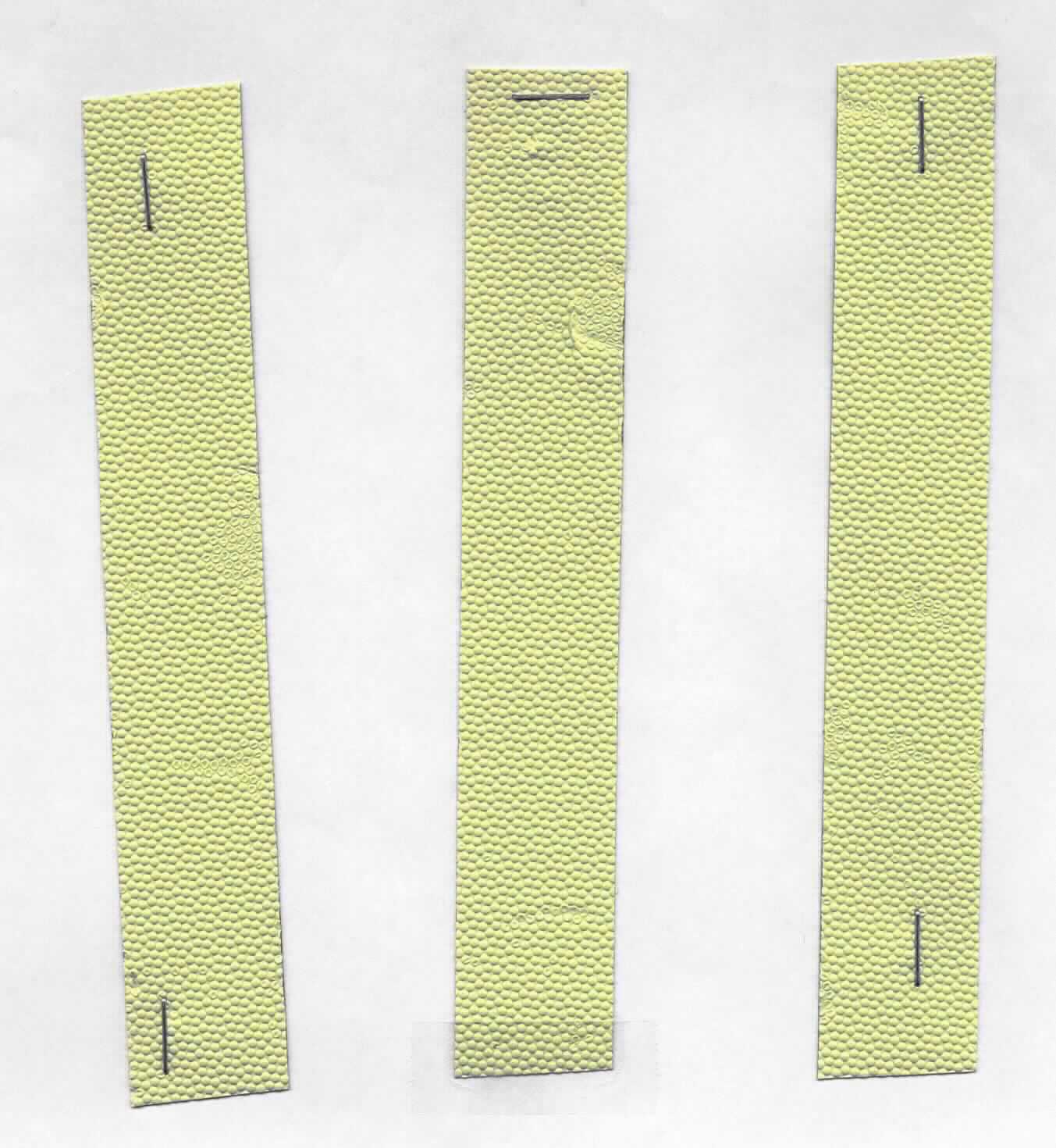 Angaben des Antragstellers:
Plasmatape und Klebeband
Bänder bestehend aus Silikonkunststoff mit Glasfaserverstärkung und Silikonklebstoff

Das Klebeband wird in verschiedenen Breiten (< 20 cm) auf Rollen und in verschiedenen Farben gehandelt.

Feststellungen an einem Warenmuster:
Grünes, einseitig selbstklebendes Band (Breite ca. 2,6 cm) mit einer Schutzfolie versehen. Das Band besteht aus Silikonkunststoff mit Verstärkung aus Glasfasergewebe. Der Kleber besteht aus einem Silikonkunststoff.

Befund:
Es liegt ein Kunststoffklebeband in Rollenform mit einer Breite von weniger als 20 cm im Sinne der Unterposition 3919 1080 vor.