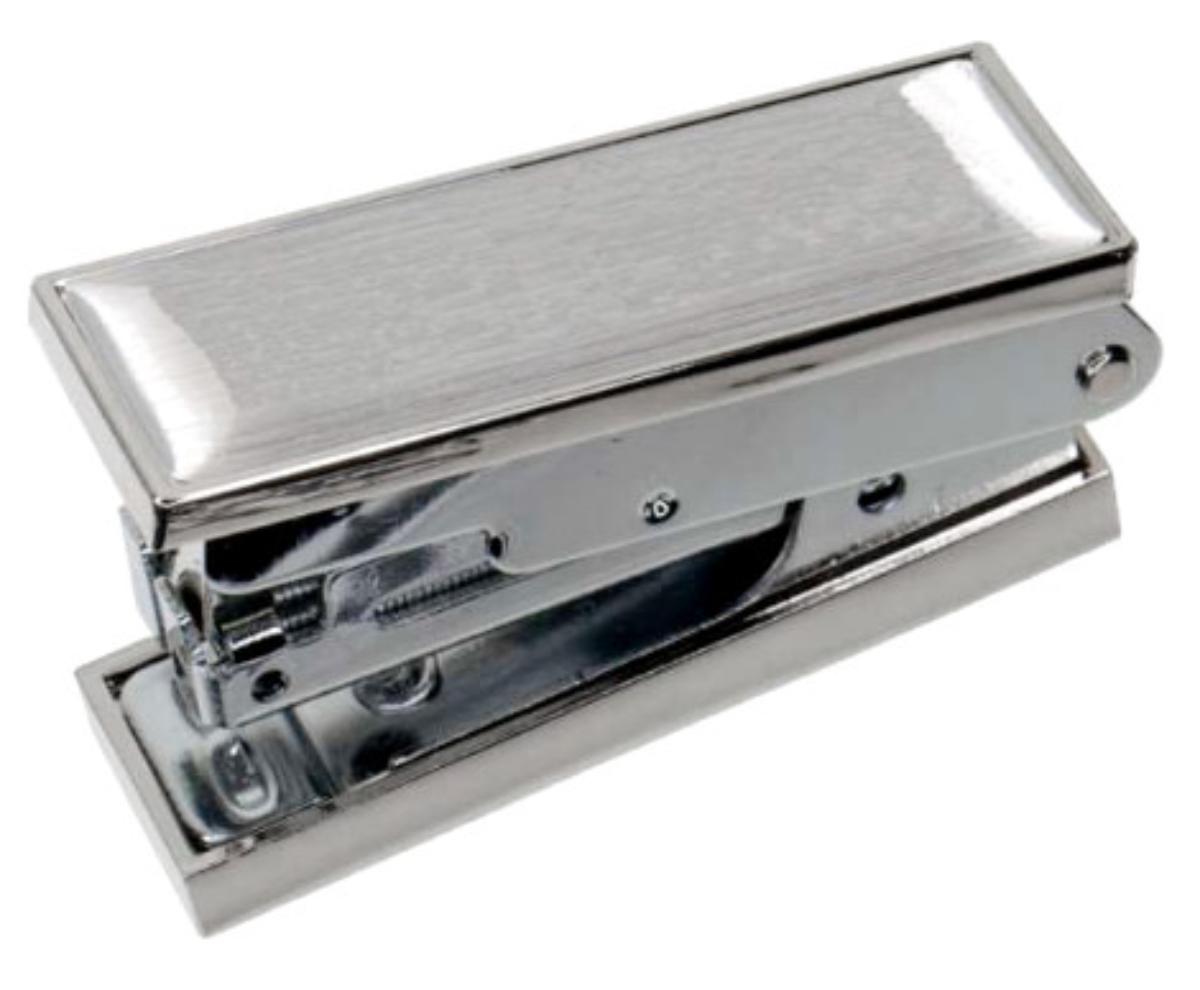 Es handelt sich um einen Heftapparat, im Wesentlichen aus verchromten Metall bestehend, mit einer gummierten Grundplatte und federnd gelagertem Druckbügel und einem integrierten Klammer-Magazin mit Zustellung der Klammern mittels Federzug. Der Heftapparat besitzt eine Heftleistung von bis zu 10 Blatt Papier.

Die Ware ist zum Aufstellen auf eine Tischplatte und zum manuellen Zusammenfügen von Schriftstücken mittels Metall-Heftklammern bestimmt. Der Heftapparat (charakterbestimmender Bestandteil) ist zusammen mit einer Packung Ersatz-Klammern (1000 Stück) in einer Einzel-Geschenk-Verpackung als Warenzusammenstellung für den Einzelverkauf aufgemacht.

Das Erzeugnis wird als "Büromaschine, weder in den Positionen 8470 bis 8471 noch in einer anderen Position der Nomenklatur genauer erfasst, andere als in den Unterpositionen (KN) 8472 1000 bis 8472 9010 genannt" eingereiht.