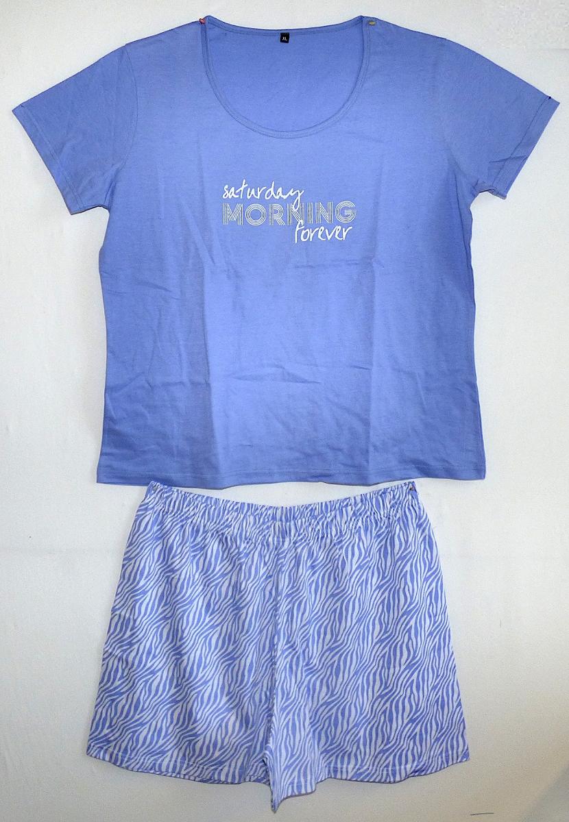 Modisches Unterhemd und kurze Hose, sog. Damen-Shorty, Art. Christina-SY, Größe XL, Foto siehe Anlage,
- als zweiteilige Zusammenstellung; kein Schlafanzug, da die Kleidungsstücke nach ihren objektiven
  Merkmalen (insbesondere nach Schnitt, Material und Gesamteindruck) unterschiedslos im Bett oder an
  anderen Orten getragen werden können und daher nicht dazu bestimmt sind, ausschließlich oder im
  Wesentlichen als Nachtkleidung getragen zu werden,
- keine Kombination, u. a. weil ein Kleidungsstück der Position 6109 (modisches Unterhemd) nicht als
  Bestandteil einer Kombination zugelassen ist,
- getrennte Einreihung aller Bestandteile, weil die Kleidungsstücke nicht zusammen in eine Position
  eingereiht werden können,
- modisches Unterhemd:
-- aus ca. 0,6 mm dicken (leichten), einfarbigen Gewirken aus laut Antrag 100 % Baumwolle,
-- über die Taille reichend (Rückenlänge: ca. 69 cm),
-- mit einem runden, halsfernen Ausschnitt mit einer Randeinfassung (somit kein T-Shirt), 
-- ohne Öffnung und ohne Verschluss,
-- mit kurzen, enganliegenden Ärmeln, 
-- mit einem Schriftzug bedruckt,
-- modisch gestaltet, wird unmittelbar auf der Haut getragen,
-- am unteren Rand und an den Ärmelenden durch Umschlagen und Festnähen gesäumt.

"Unterhemd, aus Gewirken, aus Baumwolle"