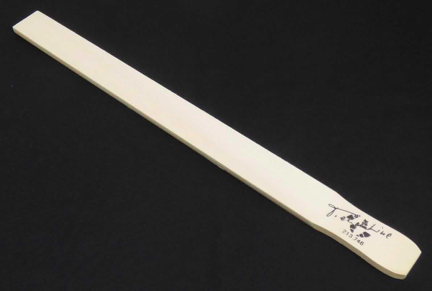 Farbrührstab aus Birke,
- Stab in rechteckiger Grundform, aus massivem Birkenholz (lt. Antrag), am oberen Ende 
  leicht tailliert und mit abgerundeten Ecken, mit einer Länge von ca. 45 cm,
- zum Umrühren von Farbe.
(Abbildung siehe Anlage)

"Werkzeug aus Holz; sog. Farbrührstab"