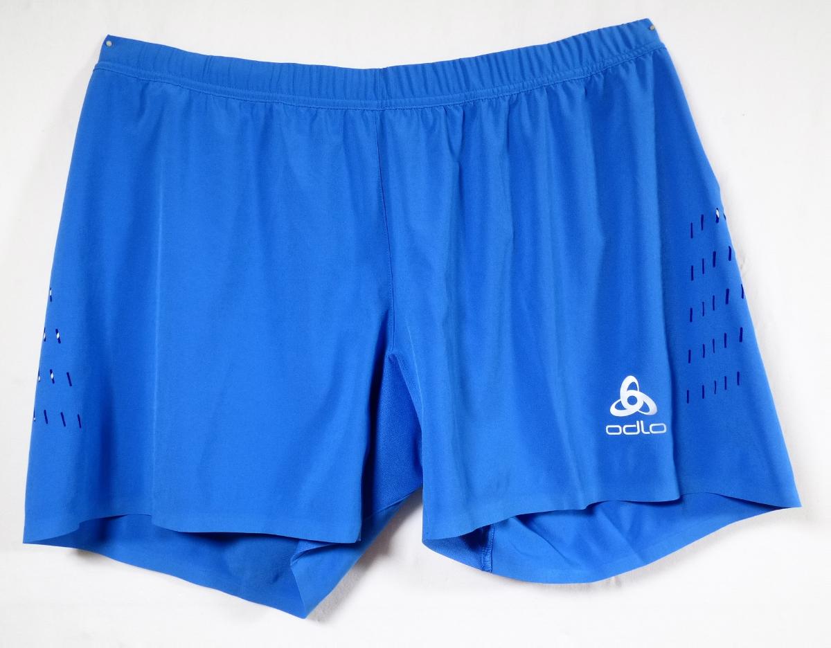 Kurze Hose, sog. Shorts Zeroweight, Art. 322082, Größe XL, Foto siehe Anlage,
- in einem Polybeutel verpackt,
- aus ca. 0,3 mm dicken, einfarbigen Geweben aus laut Antrag 100 % synthetischen Chemiefasern,
- in der Taille abschließend, mit einem angesetzten, elastischen Taillenbund mit Tunnelzug,
- ohne Öffnung und ohne Verschluss,
- ohne Hinweise auf den Trägerkreis (unisex),
- hinten mit einer eingesetzten Tasche mit Reißverschluss,
- im Bereich des Schritts mit einem Einsatz aus Gewirken versehen,
- mit kurzen Hosenbeinen, die nicht die Knie bedecken (Seitenlänge: ca. 38 cm),
- an den Beinabschlüssen gesäumt.

"Kurze Hose, aus Geweben, für Frauen, aus synthetischen Chemiefasern, nicht nach dem
 Batik-Verfahren handbedruckt"