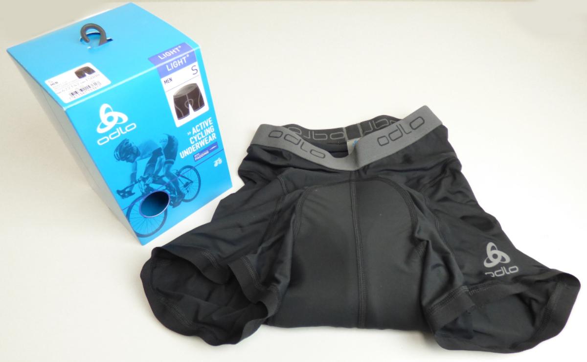 Kurze Hose, sog. SUW - underwear Bottom Boxer, Art. 422142, Größe S, Foto siehe Anlage,
- in einem bedruckten Pappkarton verpackt,
- aus ca. 0,3 mm dicken, einfarbigen Gewirken aus laut Antrag 88 % Polyester und 12 % Elasthan
  (beides synthetische Chemiefasern),
- in der Taille abschließend mit einem ca. 3,5 cm breiten, elastischen, kontrastfarbenen Taillenbund,
- ohne Öffnung und ohne Verschluss,
- ohne Hinweise auf den Trägerkreis (unisex),
- mit einem Polster im Schritt- und Gesäßbereich,
- mit kurzen Hosenbeinen, die nicht die Knie bedecken (Seitenlänge: ca. 35 cm),
- an den Beinabschlüssen mit elastischen Bündchen.

"Kurze Hose, aus Gewirken, für Frauen, aus synthetischen Chemiefasern"