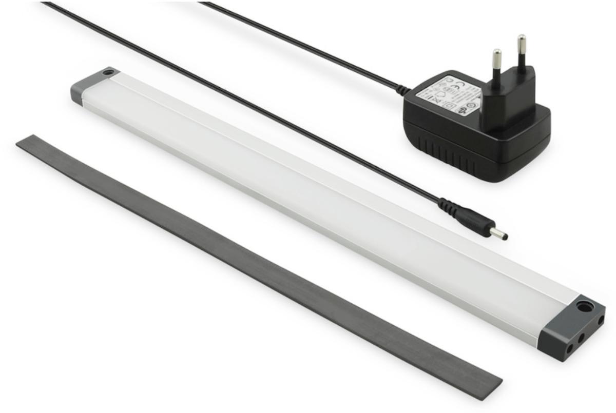 Bei der sog. LED-Leuchte handelt es sich um einen elektrischen Beleuchtungskörper, im Wesentlichen bestehend aus einem ca. 10 mm x 300 mm x 29 mm (H x B x T) großen rechteckigen Metallgehäuse mit integrierter weiß leuchtender LED-Lichtquelle, einer transparenten Abdeckung aus Kunststoff, schwarzen Endkappen aus Kunststoff und elektrischer Ausstattung (u. a. Kabel mit Power-Adapter Stecker).
Das Erzeugnis ist mit einem Bewegungssensor und einem Ein-Ausschalter ausgestattet.

Techn. Daten (auszugsweise):
- Farbtemperatur: 6500 K
- Lichtstrom: 223 lm
- Schutzart: IP 20

Die Leuchte dient zu Beleuchtungszwecken im Innenbereich und ist dazu vorgesehen mit beigefügtem Magnetstreifen oder Schrauben in einem Schrank befestigt zu werden.

Der stoffliche Charakter wird insbesondere hinsichtlich des Umfangs und der Bedeutung in Bezug auf die Verwendung (Form und Stabilität verleihend) durch das Metall bestimmt.

Hinweise auf eine Handarbeit liegen nicht vor.

Das Erzeugnis ist als "elektrischer Beleuchtungskörper, anderweit weder genannt noch inbegriffen, nicht von den Unterpositionen (HS) 9405 11 bis 9405 41 erfasst, ausschließlich zur Verwendung mit LED-Lichtquellen bestimmt, kein Scheinwerfer, aus Metall, nicht handgearbeitet" einzureihen.