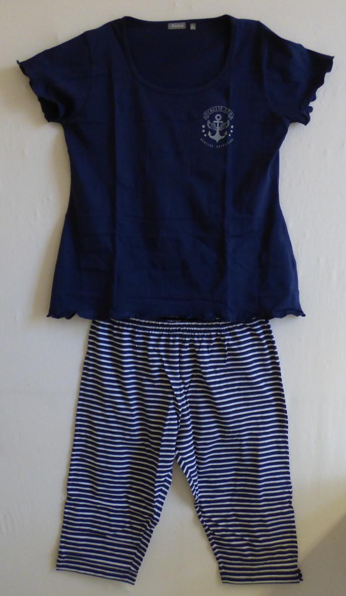 Modisches Unterhemd und lange Hose, sog. Capri-Damen-Pyjama, Art. Marina-CA/NS, Größe L, Foto siehe Anlage,
- in einer bedruckten Pappbanderole verpackt,
- als zweiteilige Zusammenstellung; kein Schlafanzug, da die Kleidungsstücke nach ihren objektiven
  Merkmalen (insbesondere nach Schnitt, Material und Gesamteindruck) unterschiedslos im Bett oder an
  anderen Orten getragen werden können und daher nicht dazu bestimmt sind, ausschließlich oder im
  Wesentlichen als Nachtkleidung getragen zu werden,
- keine Kombination, u. a. weil ein Kleidungsstück der Position 6109 (modisches Unterhemd) nicht als
  Bestandteil einer Kombination zugelassen ist,
- getrennte Einreihung aller Bestandteile, weil die Kleidungsstücke nicht zusammen in eine Position
  eingereiht werden können,
- modisches Unterhemd:
-- aus ca. 0,6 mm dicken (leichten), einfarbigen Gewirken aus laut Antrag 100 % Baumwolle,
-- über den Schritt reichend (Rückenlänge: ca. 72 cm),
-- mit einem runden, halsfernen Ausschnitt mit einer Randeinfassung (damit kein T-Shirt),
-- ohne Öffnung und ohne Verschluss,
-- mit kurzen, enganliegenden Ärmeln,
-- mit einem Aufdruck verziert,
-- modisch gestaltet; wird unmittelbar auf der Haut getragen,
-- am unteren Rand und an den Ärmelenden durch eine wellig gearbeitete Überwendlichnaht gesäumt.

"Unterhemd, aus Gewirken, aus Baumwolle"