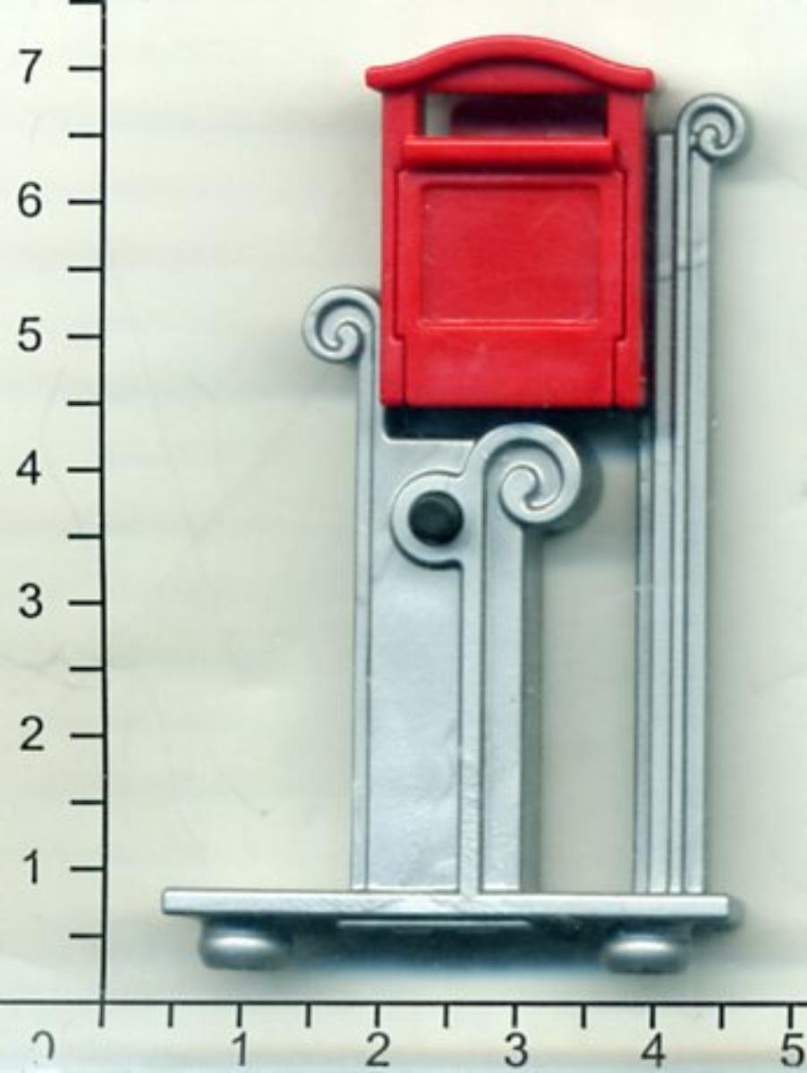 Teil für einen Bausatz für ein Puppenhaus, sog. "BS-Ständer-Briefkasten, Artikel 30661742"
- aus Kunststoff gefertigt - lt. Antragsangaben
- in den Abmessungen von ca. 4 x 6,5 cm
- einen Briefkasten mit Sockel mit zwei Rastnasen darstellend
- stellt sich als Teil für ein bestimmtes Puppenhaus dar, das überwiegend aus Kunststoff
 besteht und als Bausatz vertrieben wird
- dient der spielerischen Unterhaltung von Kindern und Erwachsenen.

Die Ware ist als "Teil, erkennbar bestimmt für ein anderes als in den Unterpositionen (KN) 9503 0010 bis 9503 0030 erfasstes Modell zur Unterhaltung, Bausatz, aus Kunststoff" einzureihen.