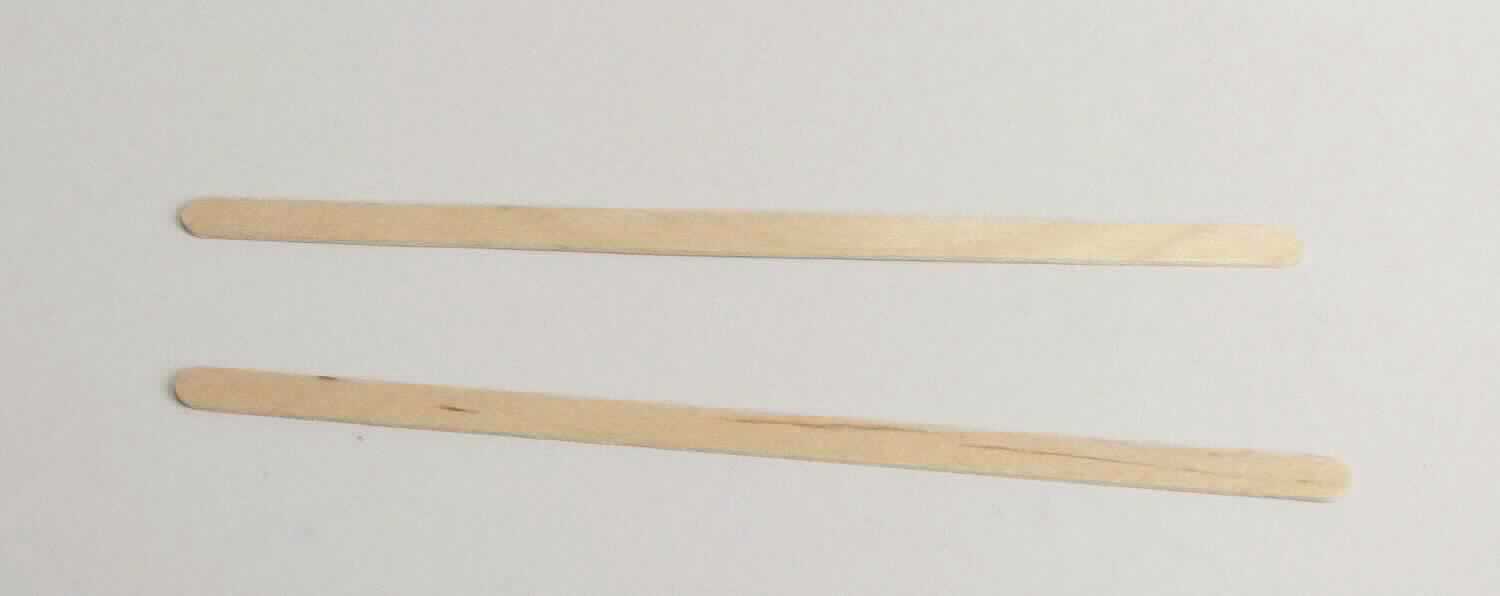 Rührstäbchen
- in Form eines dünnen Streifens aus glattem Birkenholz (lt. Antragsteller), Farbe: natur, mit einer
  Stücklänge von 14 cm bzw. 17,8 cm, einer Stückbreite von 0,50 cm und einer Stärke von 0,12 cm,
- an den Enden halbkreisförmig abgerundet,
- zu je 1000 Stück in einer Spenderbox aus Karton verpackt,
- universell als Werkzeug einsetzbar.
(Abbildung siehe Anlage)

"Werkzeug aus Holz"