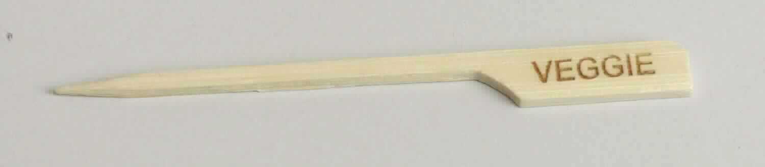 Foodmarker
- in Form eines Stäbchens aus Bambus (lt. Antragsteller), einseitig angespitzt, auf der anderen Seite
  flaggenartig gearbeitet, mit einer Länge von 9 cm und einer Dicke/Durchmesser von 0,3 cm, mit dem
  geprägten Schriftzug "VEGGIE" (nicht gedruckt) versehen, 
- zu 250 Stück in einem Spenderkarton verpackt,
- zur Verwendung als Fingerfoodspieß, zum Aufspießen von Lebensmitteln, bei Tisch oder in der
  Küche.
(Abbildung siehe Anlage)

"Holzwaren zur Verwendung bei Tisch oder in der Küche, aus Bambus, weder Brotbretter, Schneidbretter
und ähnliche Bretter noch Essstäbchen"