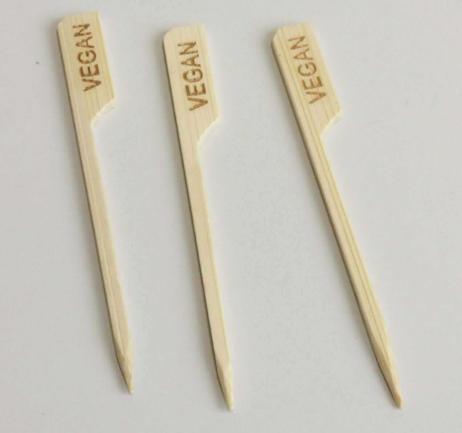 Foodmarker
- in Form eines Stäbchens aus Bambus (lt. Antragsteller), einseitig angespitzt, auf der anderen Seite
  flaggenartig gearbeitet, mit einer Länge von 9 cm und einer Dicke/Durchmesser von 0,3 cm, mit dem
  geprägten Schriftzug "VEGAN" (nicht gedruckt) versehen,
- zu 250 Stück in einem Spenderkarton verpackt,
- zur Verwendung als Fingerfoodspieß, zum Aufspießen von Lebensmitteln, bei Tisch oder in der
  Küche.
(Abbildung siehe Anlage)

"Holzwaren zur Verwendung bei Tisch oder in der Küche, aus Bambus, weder Brotbretter, Schneidbretter
und ähnliche Bretter noch Essstäbchen"