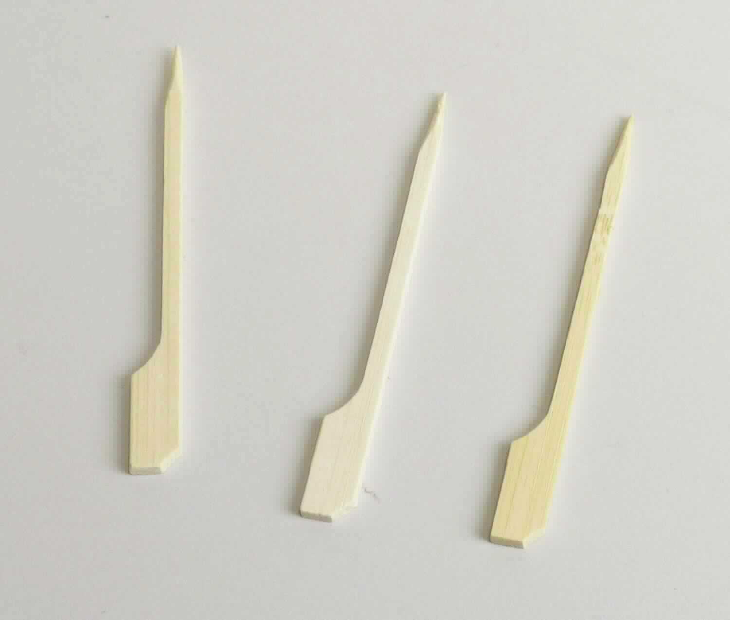 Fingerfoodspieß
- in Form eines Stäbchens aus Bambus (lt. Antragsteller), einseitig angespitzt, auf der anderen Seite
  flaggenartig gearbeitet, mit einer Länge von 9 cm und einer Dicke/Durchmesser von 0,3 cm,
- zu 250 Stück in einem Spenderkarton verpackt,
- zur Verwendung als Fingerfoodspieß, zum Aufspießen von Lebensmitteln, bei Tisch oder in der
  Küche.
(Abbildung siehe Anlage)

"Holzwaren zur Verwendung bei Tisch oder in der Küche, aus Bambus, weder Brotbretter, Schneidbretter
und ähnliche Bretter noch Essstäbchen"