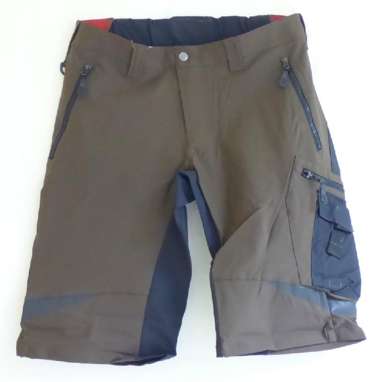 Kurze Hose, sog. BP Superstrech- Short für Herren, Art. 1863-620-4832, Größe 54, Foto siehe Anlage,
- in einem Polybeutel verpackt,
- aus ca. 0,4 mm dicken, verschiedenen einfarbigen Geweben aus laut Antrag 92 % Polyamid und
  8 % Elasthan (beides synthetische Chemiefasern),
- in der Taille abschließend, mit einem angesetzten, teilweise elastischen Bund mit Gürtelschlaufen,
- vorn mit einer Öffnung mit Reißverschluss und Patte von links über rechts (Männerkleidung), die im
  Taillenbund mit einem Knopf geschlossen wird,
- mit verschiedenen ein- und aufgesetzten Taschen,
- mit kurzen Hosenbeinen, die nicht die Knie bedecken (Seitenlänge: ca. 62 cm),
- an den Beinabschlüssen durch Umschlagen und Festnähen gesäumt.

"Kurze Hose, aus Geweben, für Männer, aus synthetischen Chemiefasern"