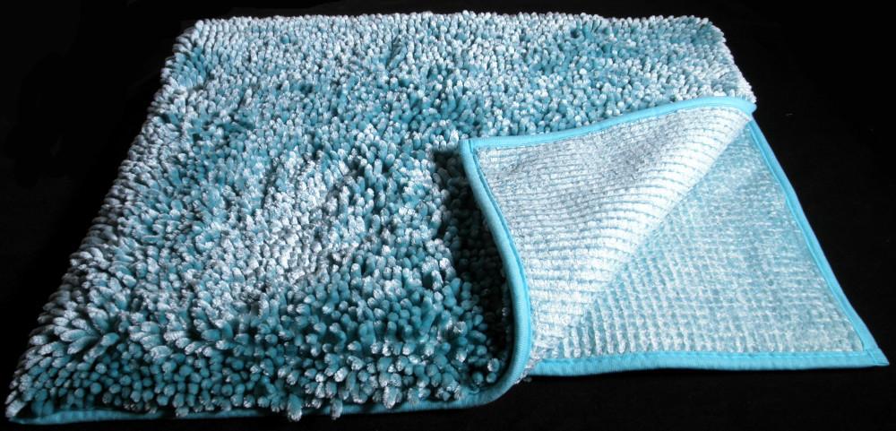 Fußbodenbelag, sog. Chenille Badteppich, Art. 8679705, 7845713, Foto siehe Anlage,
- laut Antrag:
-- in einem Polybeutel verpackt,
-- rechteckig, mit den Abmessungen von 60 cm x 100 cm,
-- aus synthetischen Chemiefasern (Polyester),
-- getuftet (Nadelflor),
-- mit einem Grund aus einem Gewebe und einem nachträglich in das Grundgewebe eingezogenen Flor
   aus Chenillegarnen,
-- auf der Rückseite rutschhemmend ausgerüstet,
-- an den Rändern mit schmalen Gewirkestreifen eingefasst,
- aufgrund der Einfassung am Rand ist der sog. Badteppich konfektioniert (keine Fliese),
- erfüllt die Bedingungen zur Einreihung als Fußbodenbelag.

"Fußbodenbelag (Badteppich), aus Spinnstoffen, getuftet (Nadelflor), konfektioniert, aus synthetischen
 Spinnstoffen (Polyester), keine Fliese"