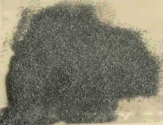 Angaben:
Makrokristallines Wolframcarbid mit metallischem Binder. Mischung aus nicht gesintertem Wolframcarbid mit metallischem Bindemittel (Nickel). Korngrößenverteilung von 10 bis 500 µm. Das Erzeugnis ist frei fließend.

Befund:
Nicht gesinterte Metallcarbide, untereinander oder mit metallischen Bindemitteln gemischt, andere.