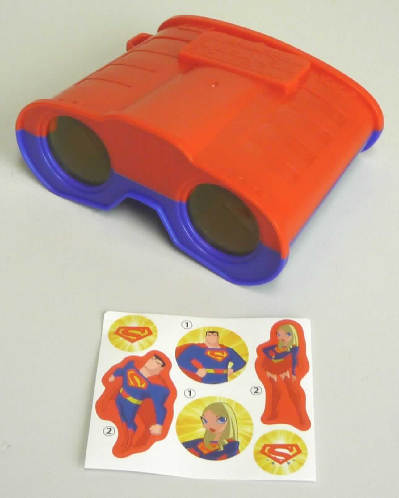 So genannter "Super Vision Viewer" in Form eines Fernglases, im Wesentlichen bestehend aus einem Kunststoffgehäuse (H x B x T: ca. 4,4 x 11,5 x 8,8cm) mit Kunststofflinsen. Das Fernglas ist funktionsfähig und verfügt über gelb gefärbte Linsen, sodass das Bild einen gelblichen Stich bekommt. Der Ware beigelegt ist ein Bogen mit Aufklebern "Superwomen-und Superman-Motive" (De-Minimis-Regel). Die Ware wird verpackt in einem Plastikbeutel.

Zur äußeren Form, siehe Foto im Anlage.

Die Ware wird als "Fernglas" eingereiht.