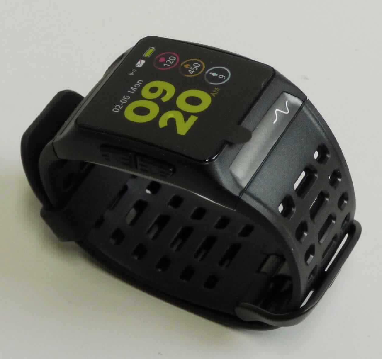 Es handelt sich um eine Warenzusammenstellung aus einer sog. GPS-Sportuhr, NX4399 in Form einer zusammengesetzten Ware (charakterbestimmender Bestandteil der Warenzusammenstellung insbesondere aufgrund ihrer Bedeutung in Bezug auf die Verwendung) und einem USB-Kabel mit Anschlussstücken, die gemeinsam mit einer Bedienungsanleitung in einer Verkaufsumschließung für den Einzelverkauf aufgemacht sind.

Die Sportuhr besteht aus einem rechteckigen Kunststoffgehäuse mit Farb-Display mit Touchscreen, einem eingebauten Li-Ion-Akku, einem elektronischen mulitifunktionalen Gerätemodul und einer Uhr zur Anzeige von Uhrzeit und Datum sowie einem flexiblen Kunststoffarmband mit diversen Aussparungen und einem Metallverschluss zur Befestigung am Handgelenk.

Sie verfügt über einen GPS-Tracker, optischen Herzfrequenzsensor, zur Messung der Herzfrequenz über den Handgelenkpuls, einen Beschleunigungssensor u.a. zum Zählen von Schritten und anderen Bewegungen sowie ein Bluetooth-Modul zur kabellosen Datenübertragung zu einem kompatiblen Smartphone oder Tablet (beide nicht Gegenstand dieser vZTA-Entscheidung), so dass dort mithilfe einer Softwareapplikation die ermittelten und gespeicherten Daten ausgewertet werden können. Daneben verfügt das Gerät über eine Benachrichtigungsfunktion u. a. für Mitteilungen. Zusätzlich kann der errechnete Kalorienverbrauch angezeigt werden.

Keines der Bestandteile bestimmt den Charakter der zusammengesetzten Ware, so dass die Einreihung in die zuletzt genannte Position der gleichermaßen in Betracht kommenden Positionen erfolgt.

Die Warenzusammenstellung ist als "Armbanduhr, mit Gehäuse aus Kunststoff, elektrisch betrieben, nur mit optoelektronischer Anzeige" einzureihen.
