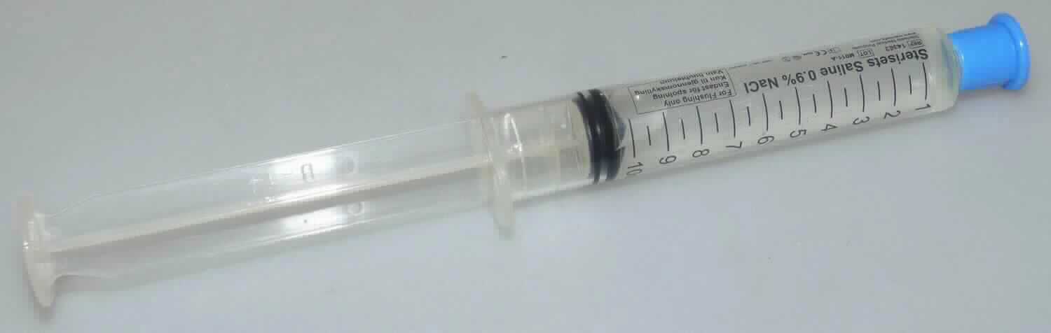 Angaben:
Luer-Lock Einweg-Spülspritze mit Natriumchlorid (0,9 %) zum Spülen von Wunden und Zugängen in Krankenhäusern und Arztpraxen; zum Einmalgebrauch, dampfsteril, außen unsteril.

Warenbeschaffenheit:
Farblose, klare Flüssigkeit in einer 10 ml-Luer-Lock-Spritze abgefüllt, umverpackt in einer farblosen Kunststofffolie mit der Aufschrift "Nur zum Spülen. Nicht für den Sterilbereich".

Befund:
anderes Salz und reines Natriumchlorid, auch in wässriger Lösung