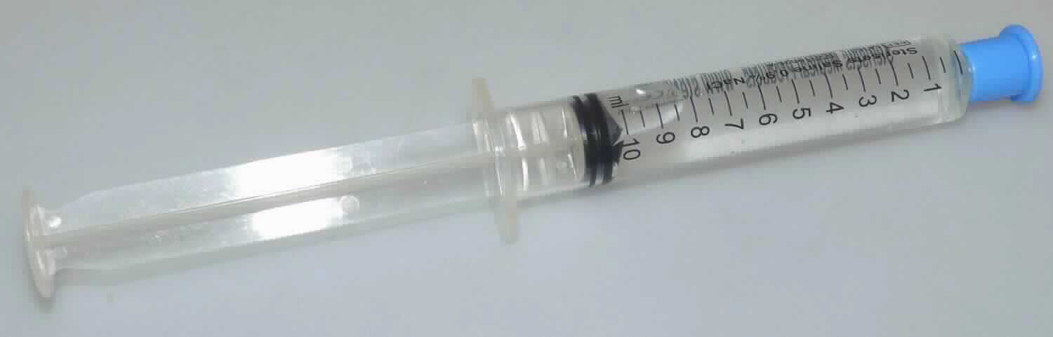 Angaben:
Luer-Lock Einweg-Spülspritze mit Natriumchlorid (0,9 %); zum Spülen von Wunden und Zugängen in Krankenhäusern und Arztpraxen; zum Einmalgebrauch, gamma-steril/steril.

Warenbeschaffenheit:
Farblose, klare Flüssigkeit in einer 10 ml-Luer-Lock-Spritze abgefüllt, umverpackt in einer Blisterverpackung mit der Aufschrift "Sterisets Saline 0,9 % NaCl; ausschließlich zum Spülen".

Befund:
anderes Salz und reines Natriumchlorid, auch in wässriger Lösung