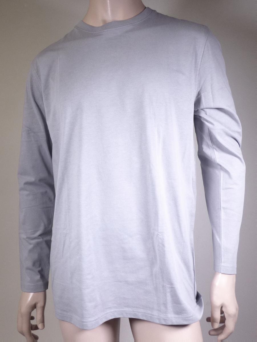 T-Shirt, Größe L, Foto siehe Anlage,
- in einem Polybeutel verpackt,
- aus ca. 0,5 mm dicken (leichten), einfarbigen Gewirken aus laut Antrag 60 % Baumwolle und 
  40 % Polyester (synthetische Chemiefasern),
- über den Schritt reichend (Rückenlänge: ca. 76 cm),
- mit einem runden, halsnahen Ausschnitt,
- ohne Öffnung und ohne Verschluss,
- mit langen, enganliegenden Ärmeln,
- am unteren Rand durch Umschagen und Festnähen gesäumt,
- erfüllt die Merkmale zur Einreihung als T-Shirt, somit keine Ware des TARIC-Codes 6109 1000 90.

"T-Shirt, aus Gewirken, aus Baumwolle"